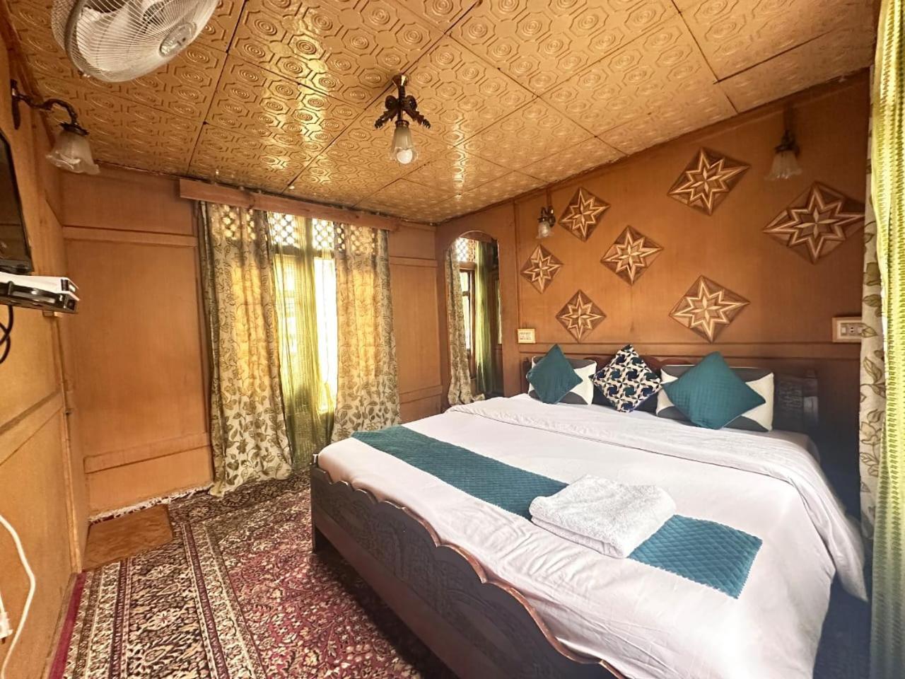 The Quebec Houseboats Hotel Srinagar (Jammu and Kashmir)