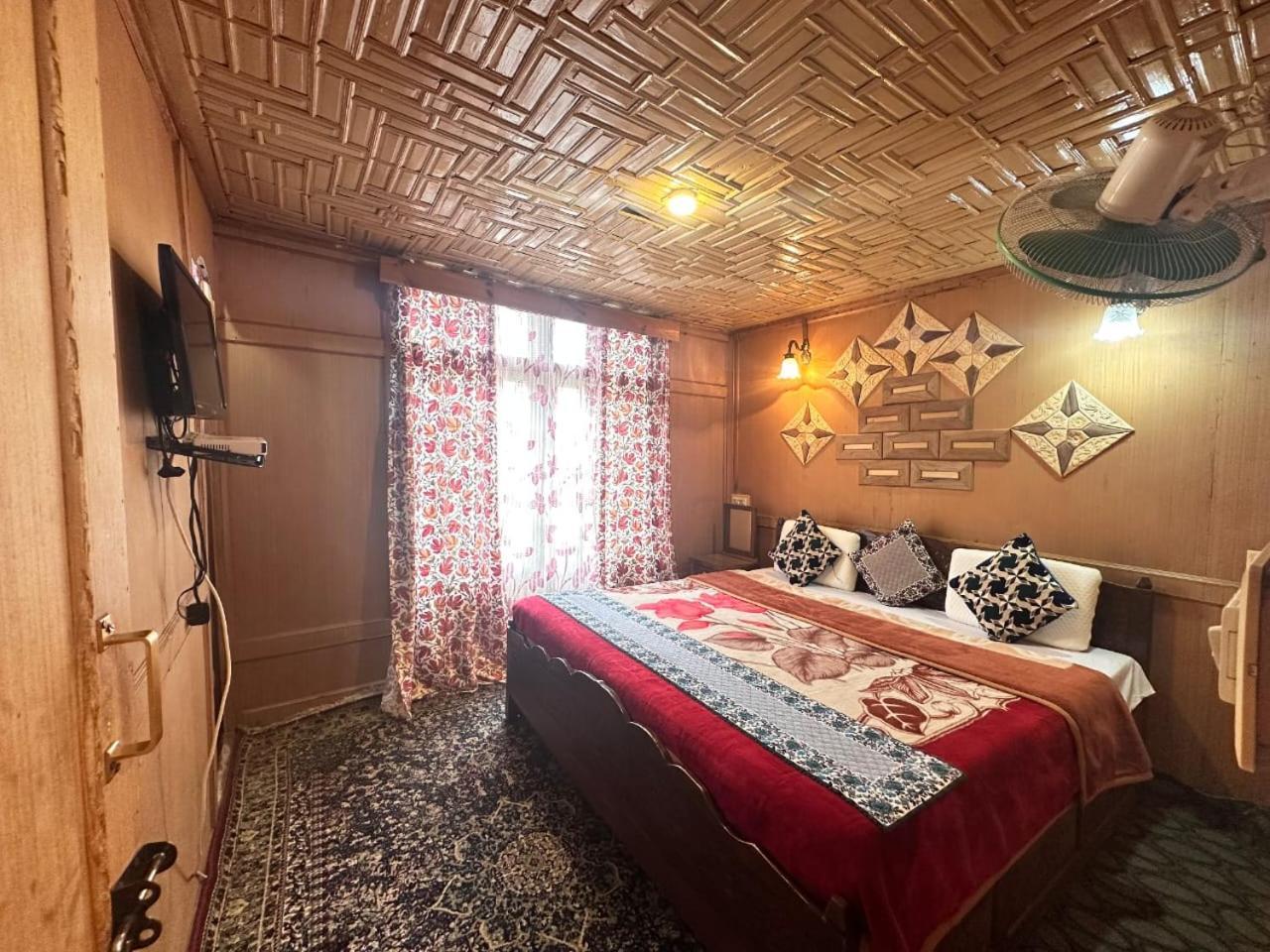 The Quebec Houseboats Hotel
