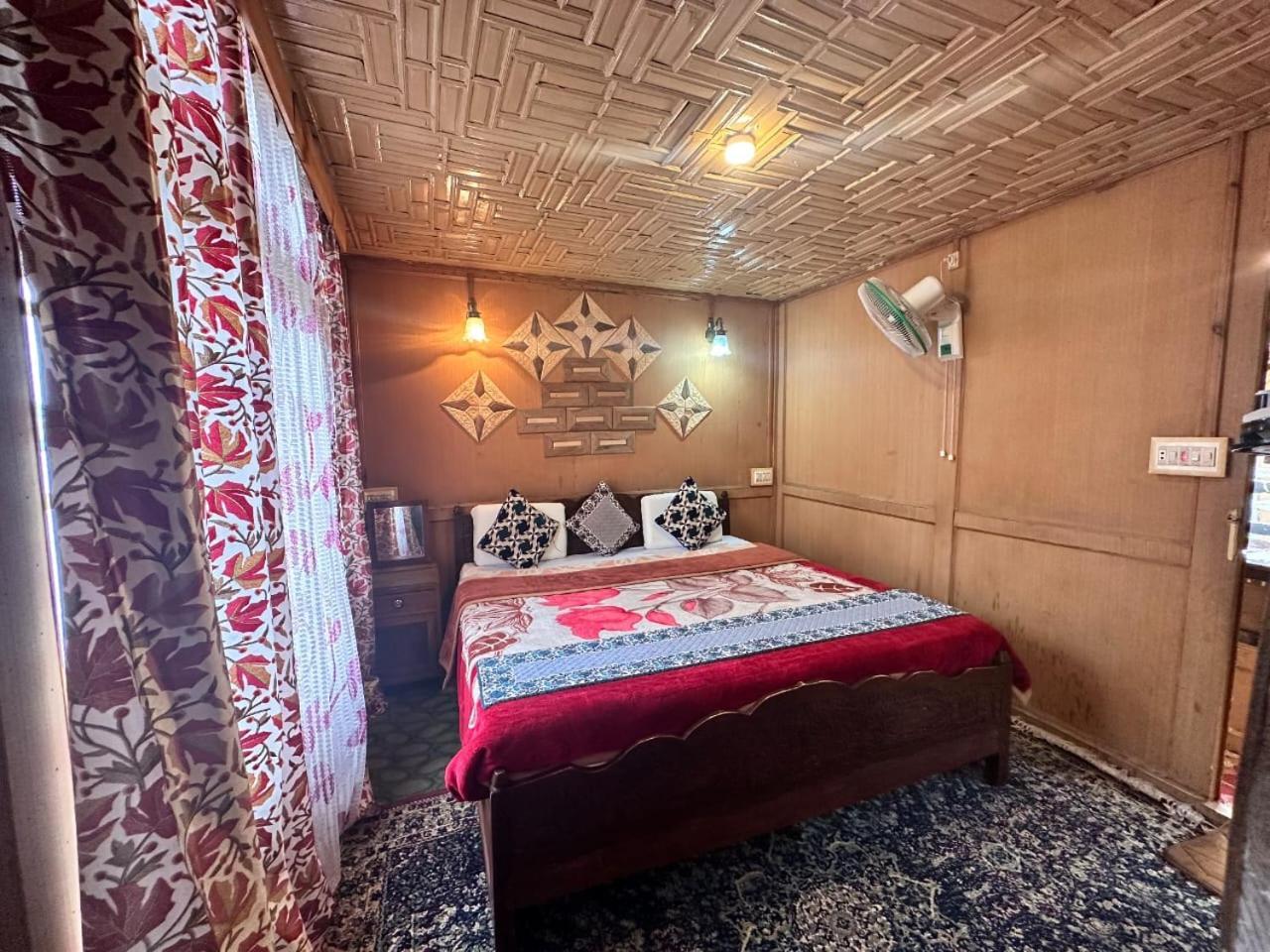 The Quebec Houseboats 4*