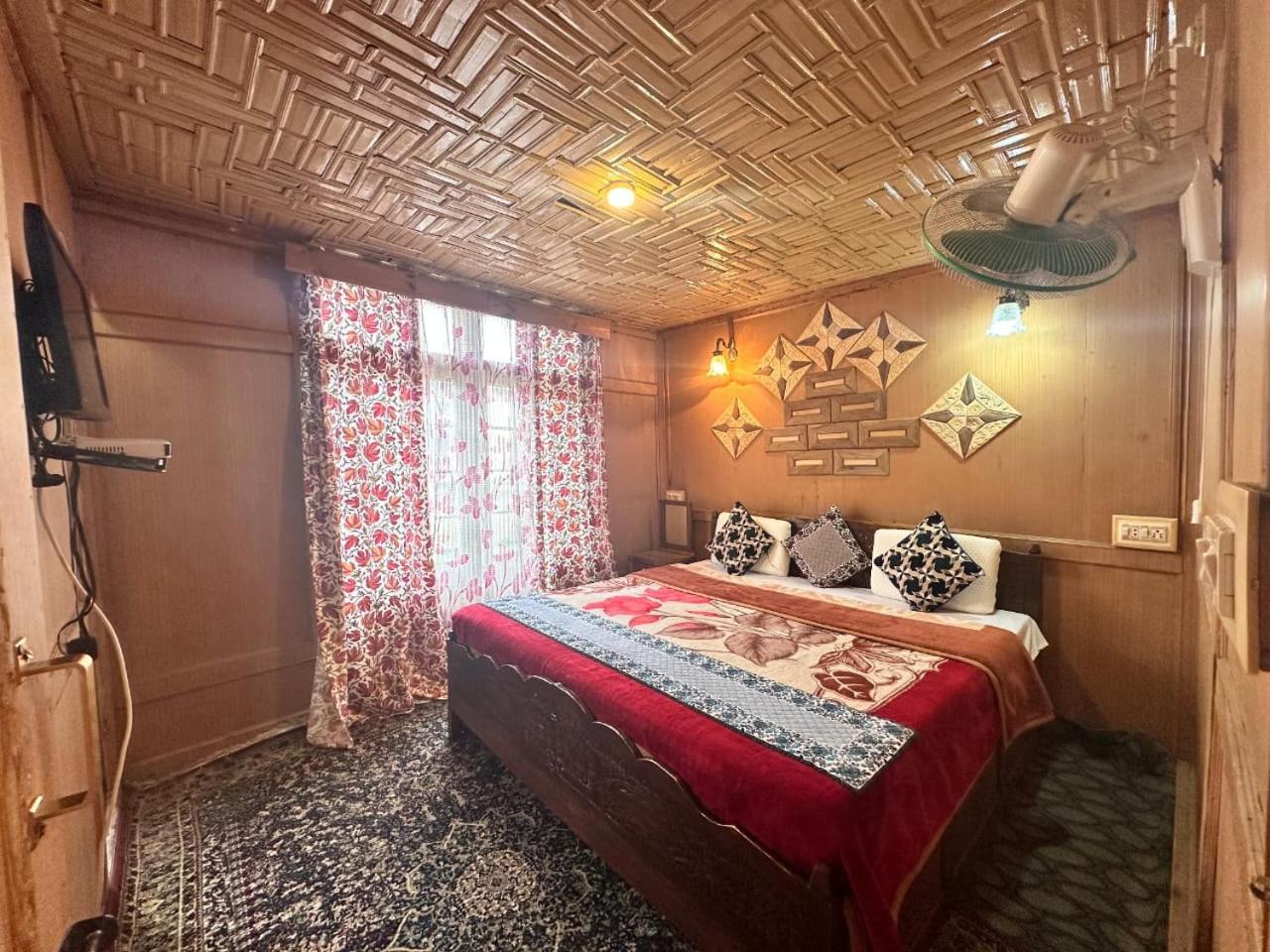 The Quebec Houseboats 4*