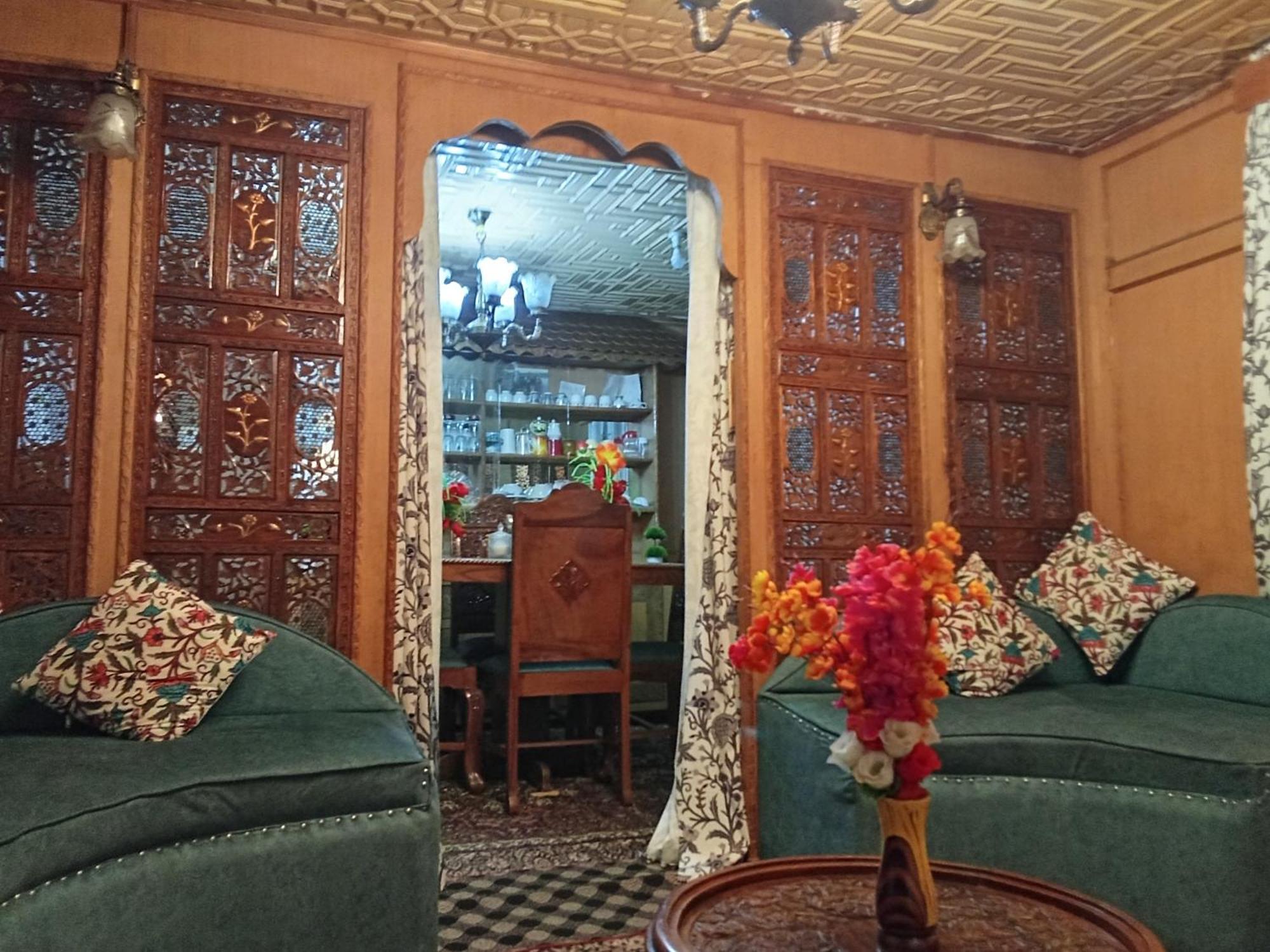 The Quebec Houseboats Hotel