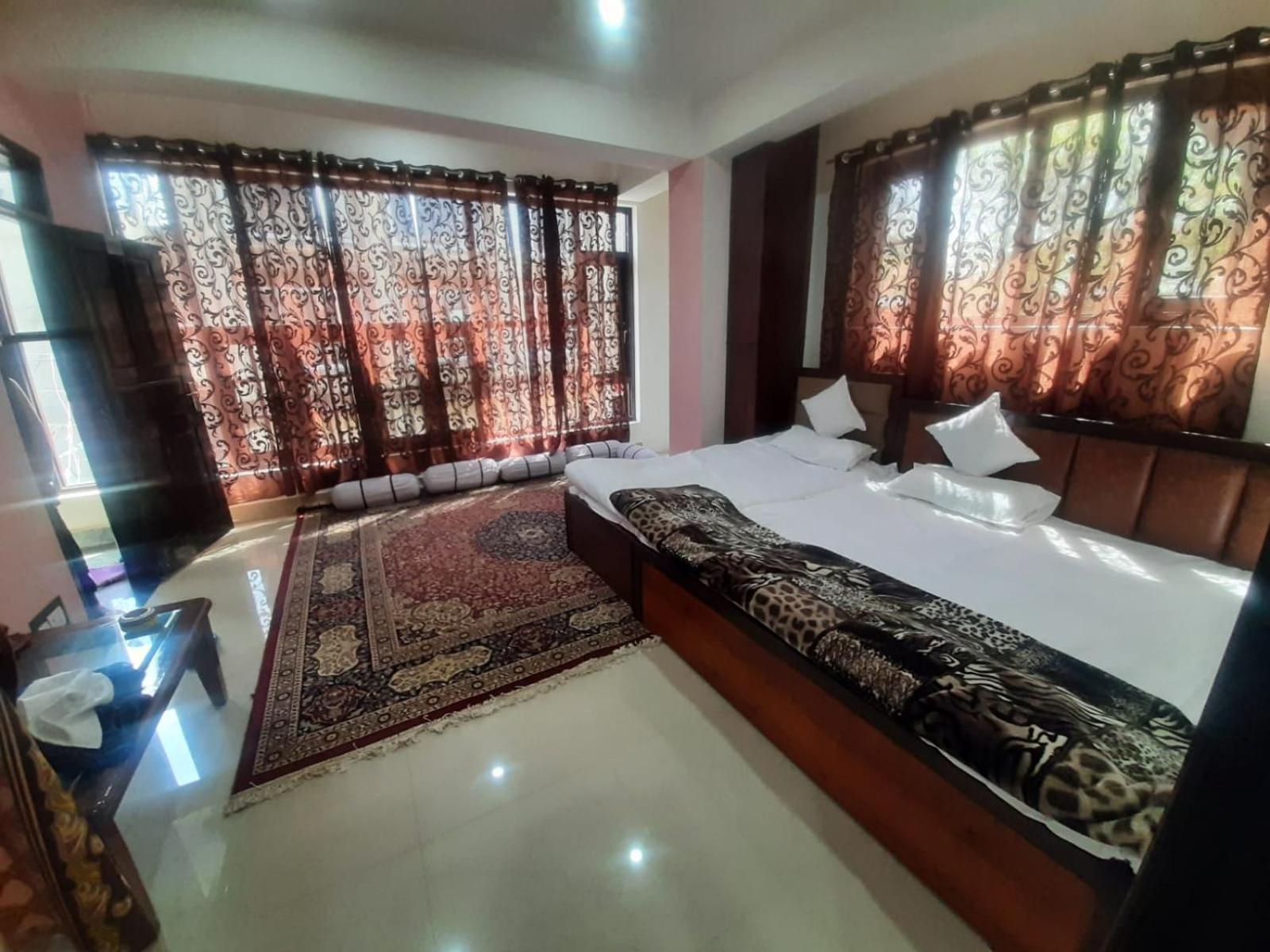 Royal Pamposh Hotel 3*