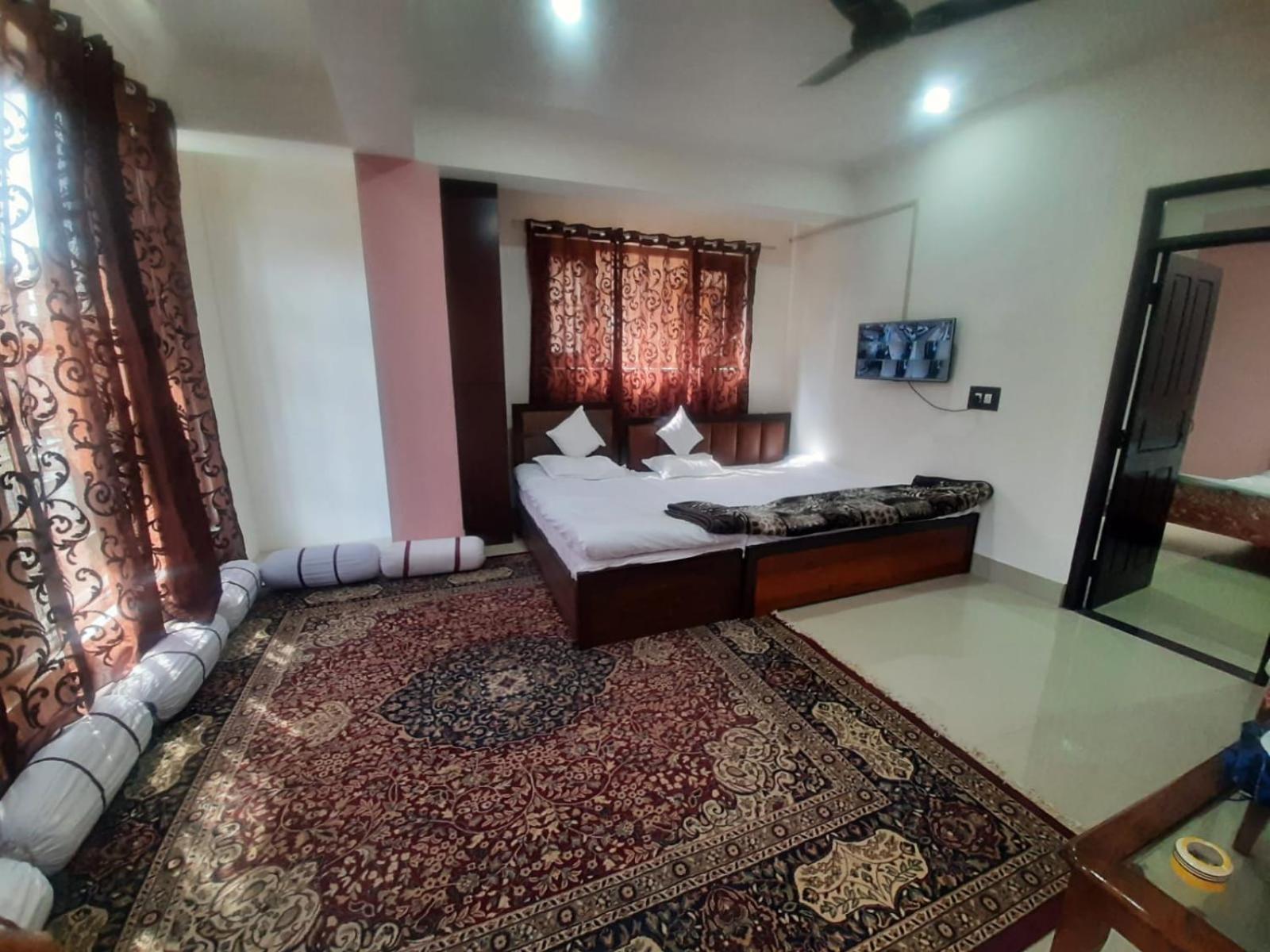 Hotel Royal Pamposh Srinagar (Jammu and Kashmir)