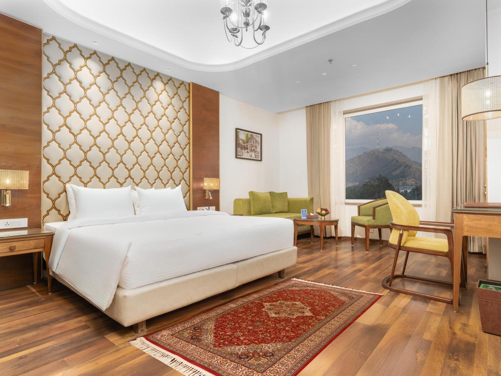 Hotel Sarovar Premiere
