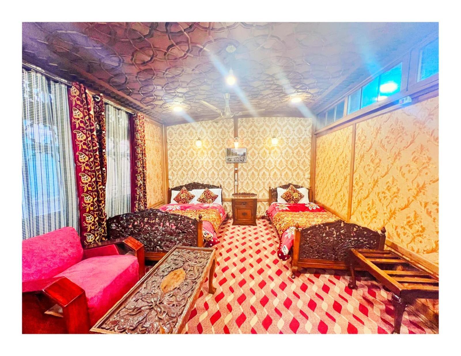 Mossess Group Of Houseboats Botel *