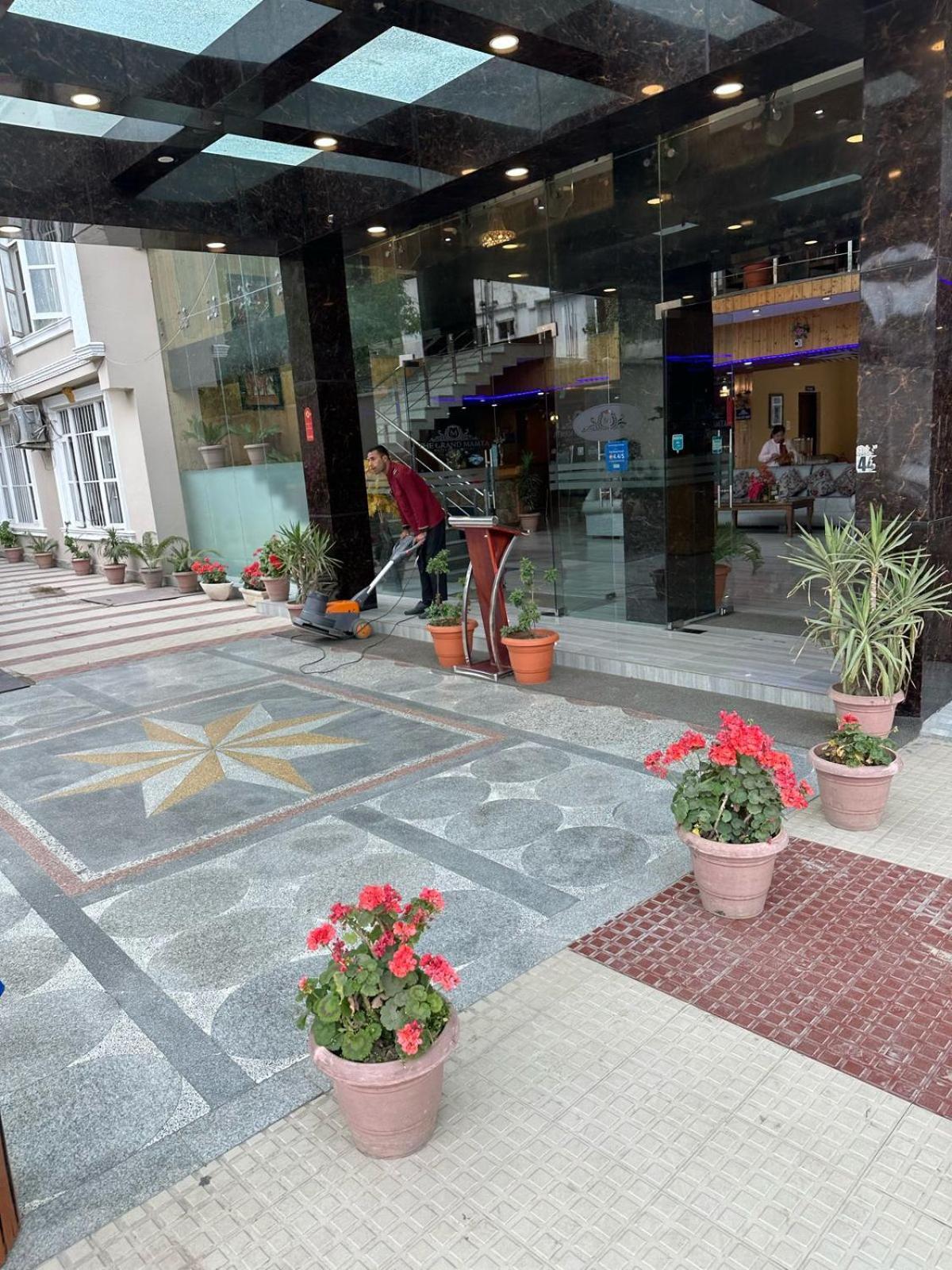Hotel The Grand Mamta Srinagar (Jammu and Kashmir)