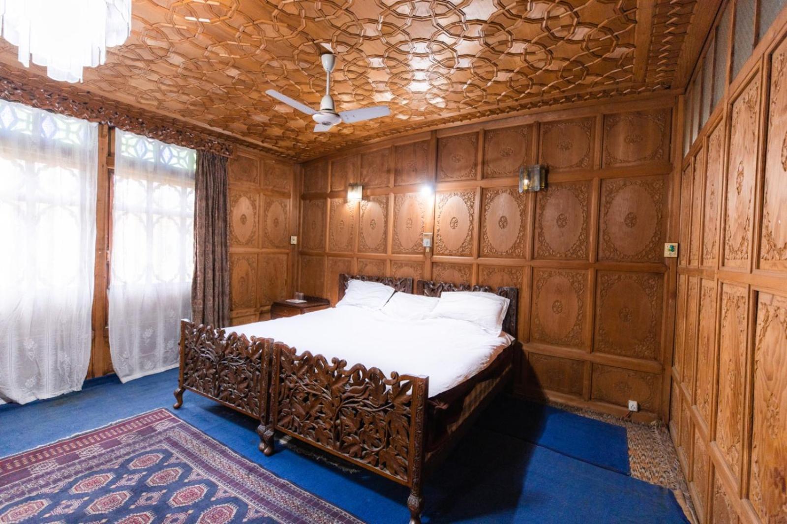 Hotel Luxury By Sp Group Of Houseboats