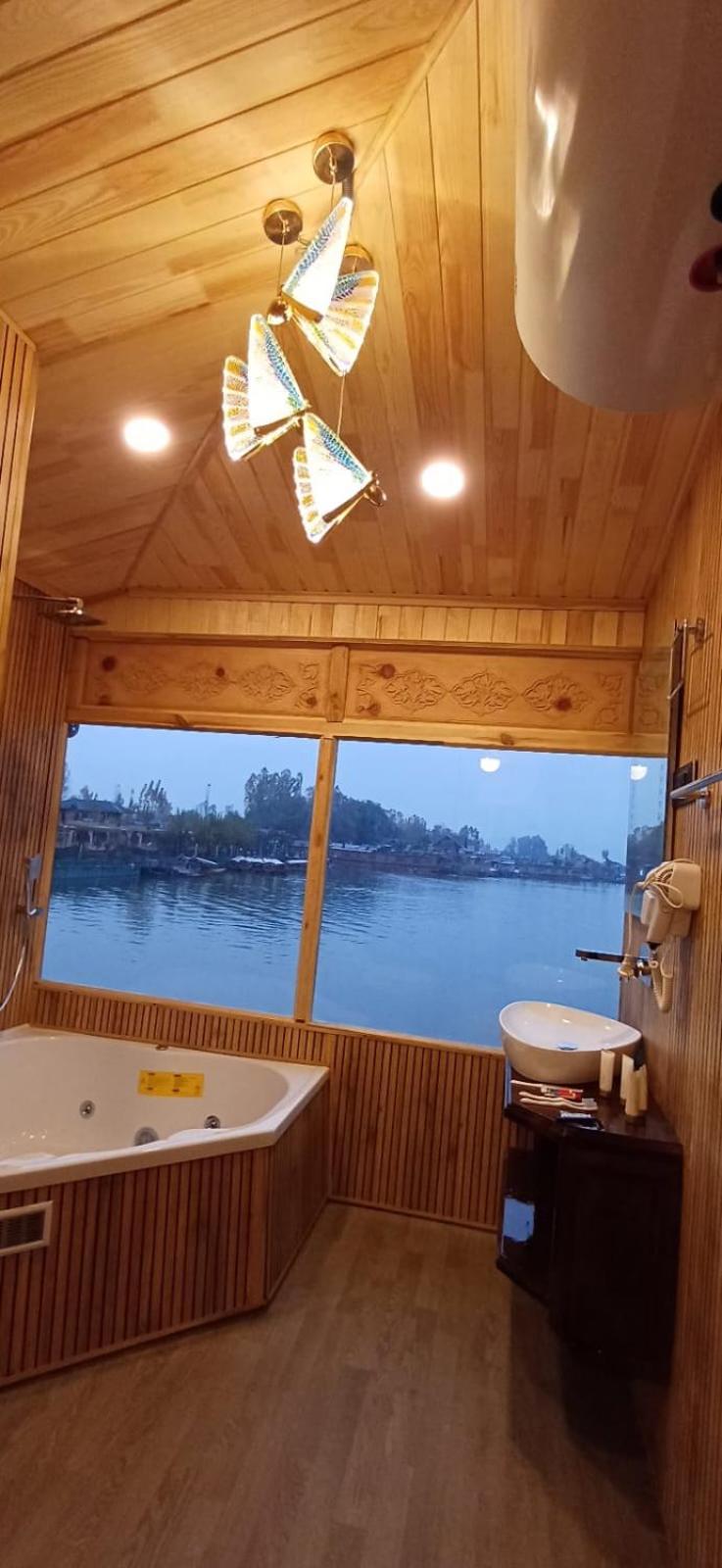 Luxury By Sp Group Of Houseboats Hotel Srinagar (Jammu and Kashmir)