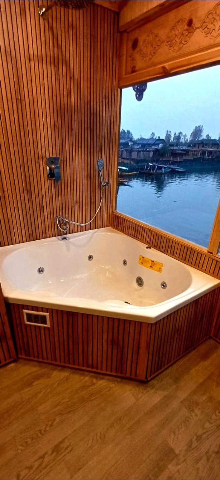 Hotel Luxury By Sp Group Of Houseboats Srinagar (Jammu and Kashmir)