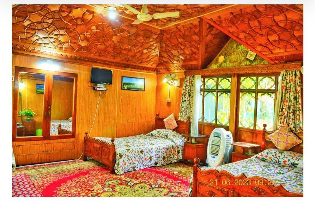 Luxury By Sp Group Of Houseboats Hotel Srinagar (Jammu and Kashmir)