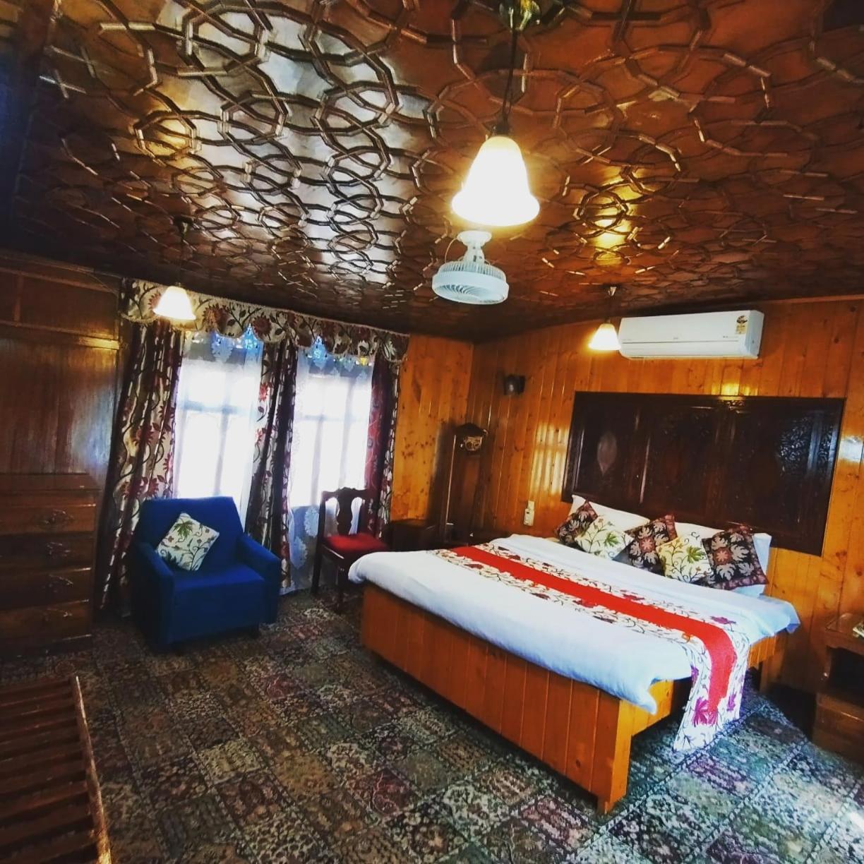 Luxury By Sp Group Of Houseboats