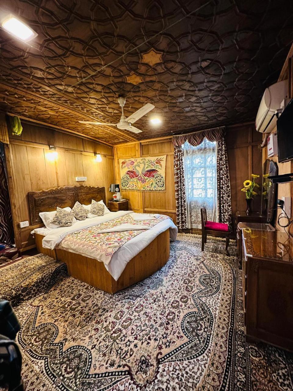 Luxury By Sp Group Of Houseboats Hotel