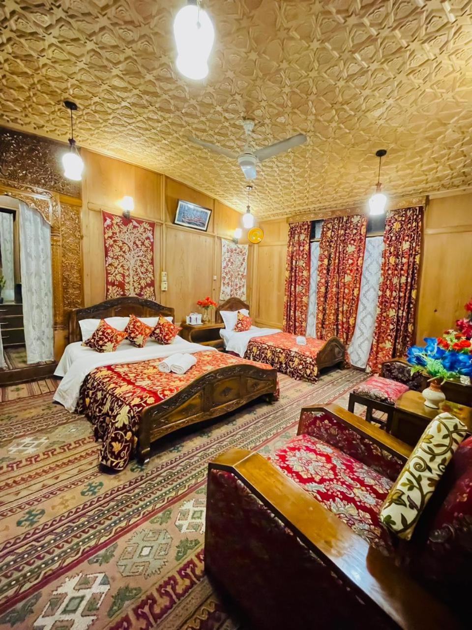 Hotel Luxury By Sp Group Of Houseboats Srinagar (Jammu and Kashmir)