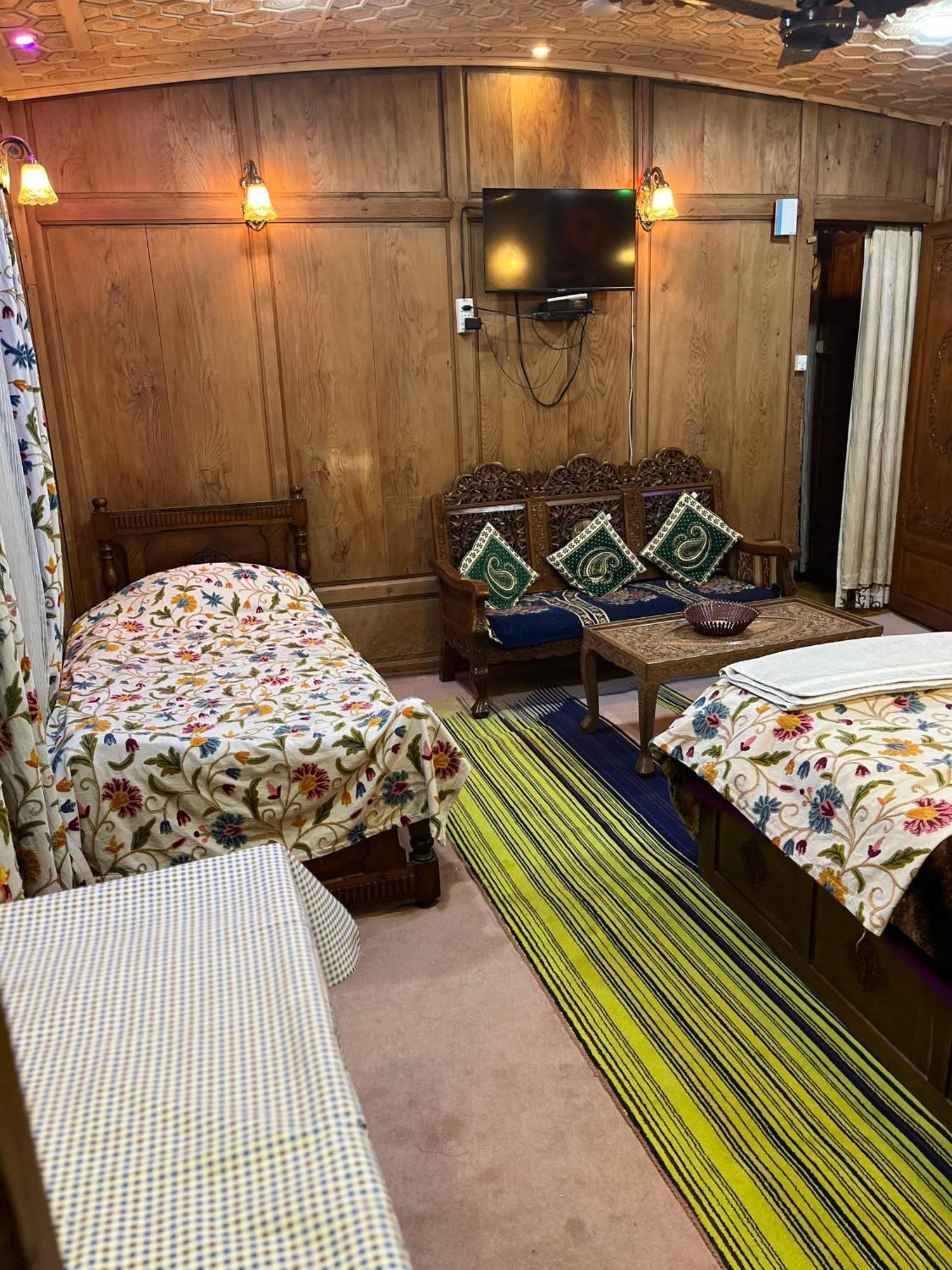 Highland Queen Houseboat Hotel 4*