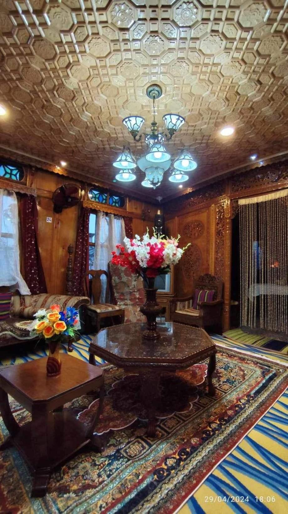 Highland Queen Houseboat 4*