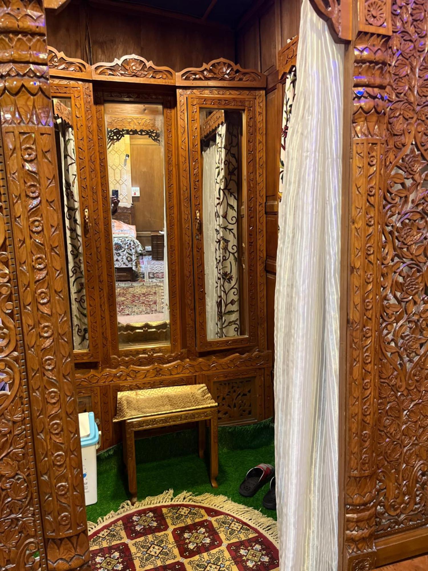 Highland Queen Houseboat Hotel Srinagar (Jammu and Kashmir)