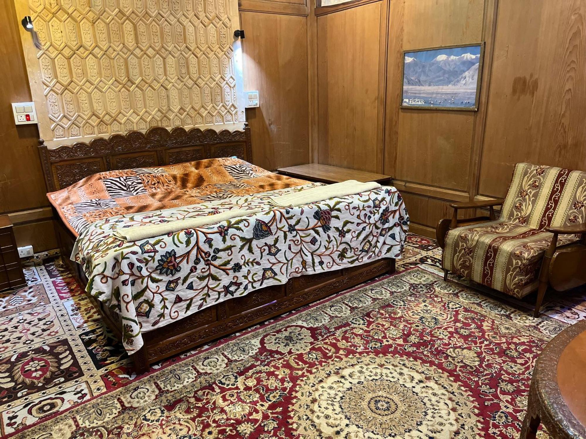 Hotel Highland Queen Houseboat