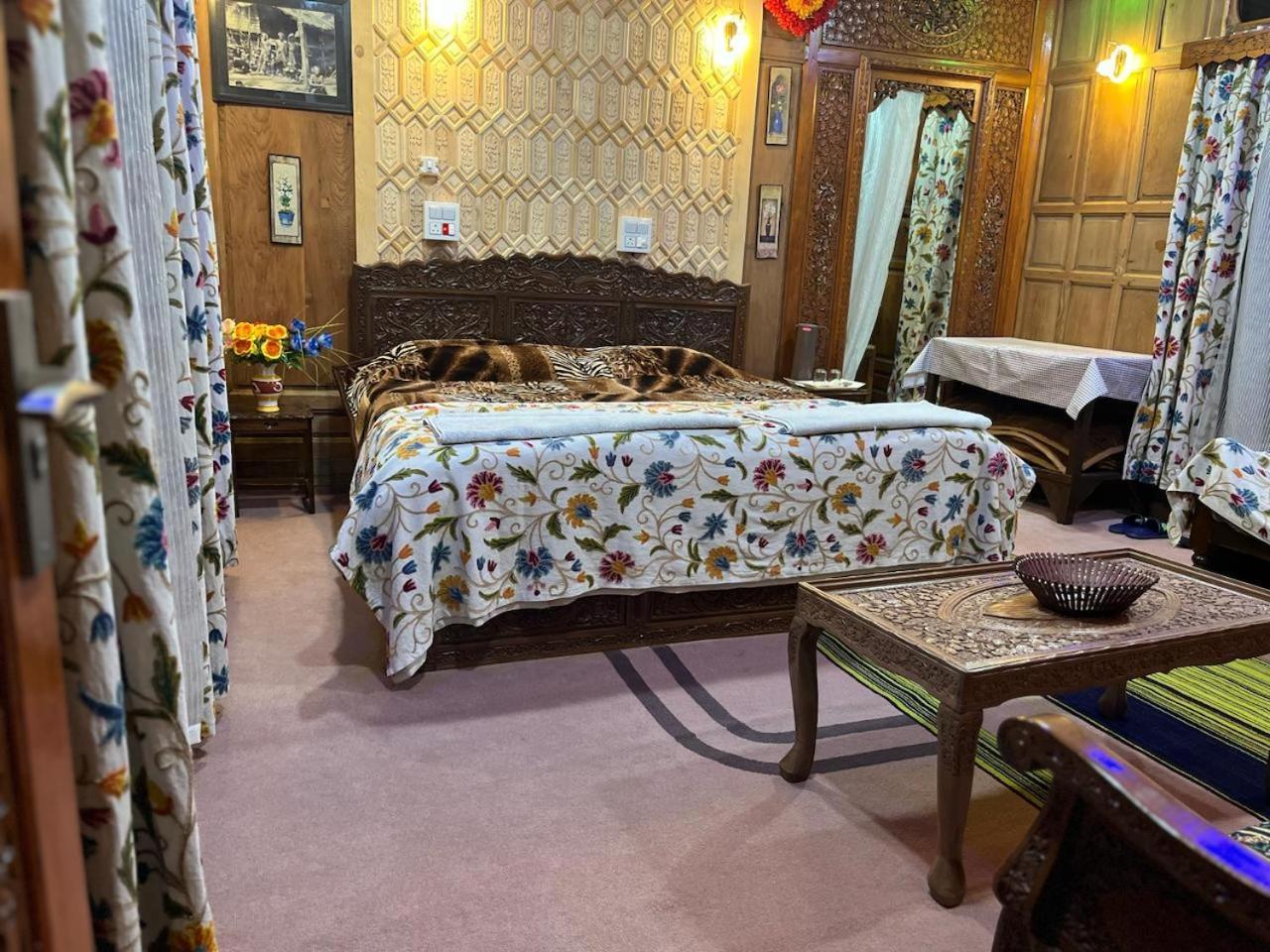 Highland Queen Houseboat Srinagar (Jammu and Kashmir)
