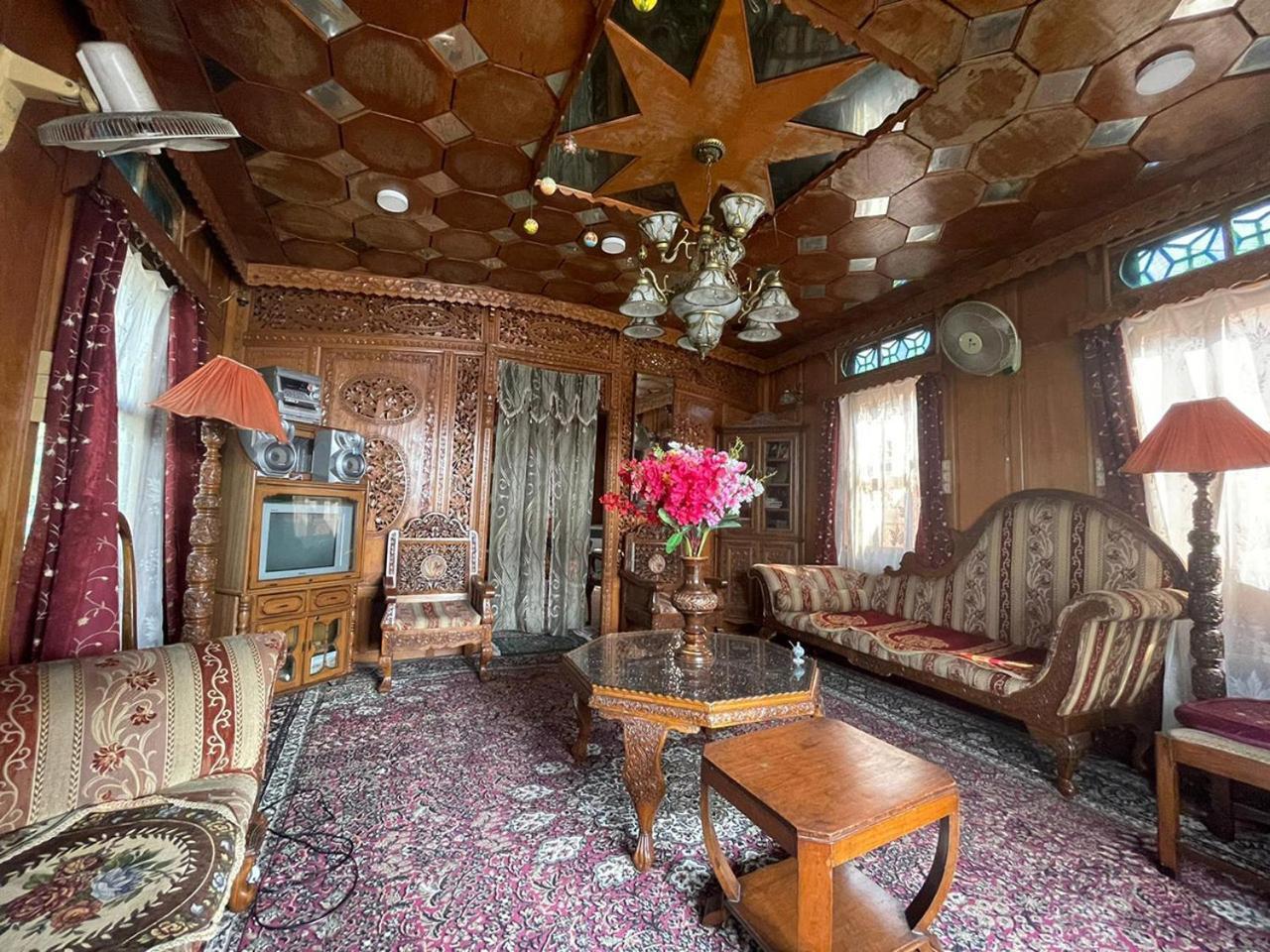 Highland Queen Houseboat Hotel Srinagar (Jammu and Kashmir)