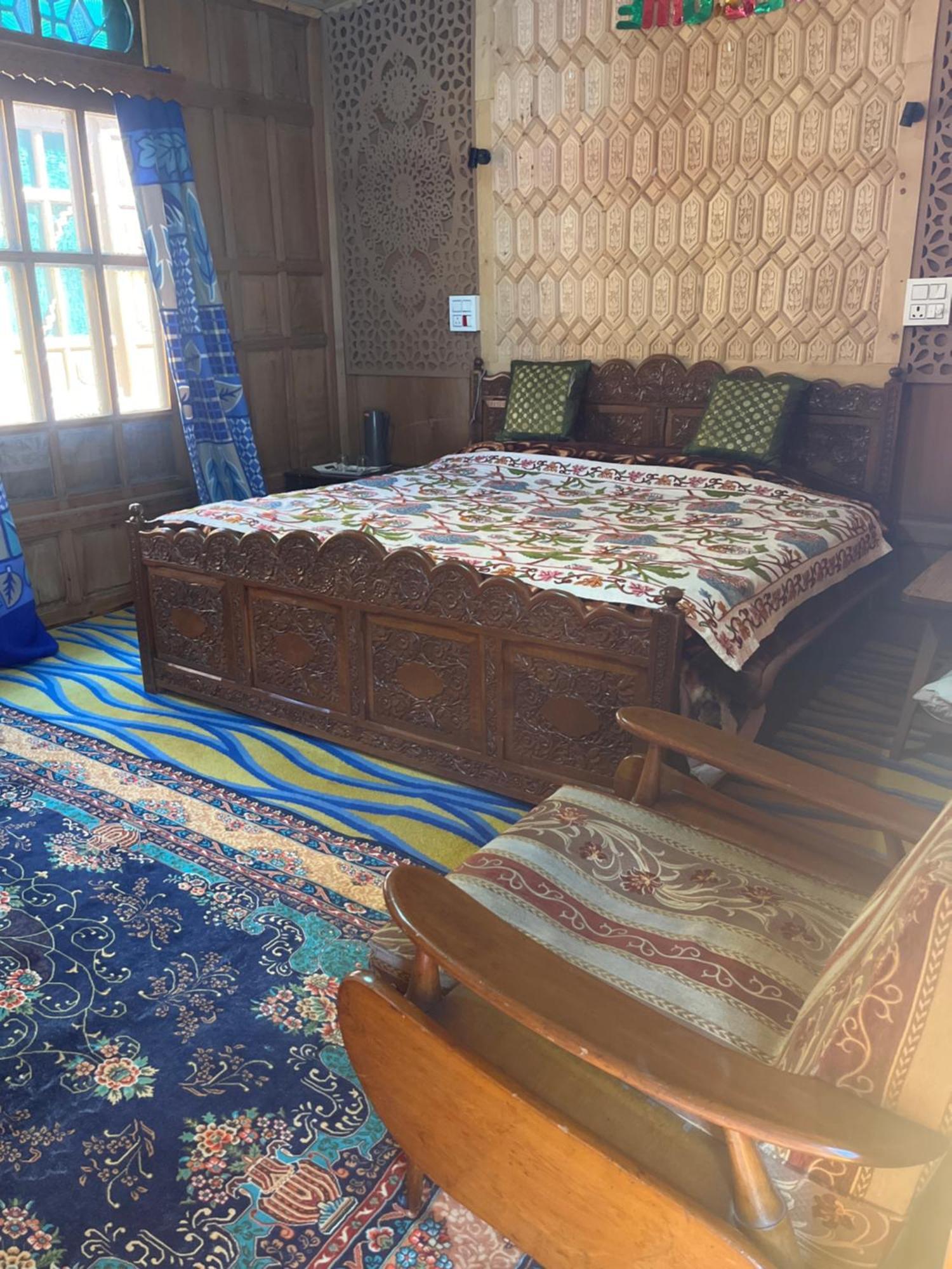 Highland Queen Houseboat Srinagar (Jammu and Kashmir)