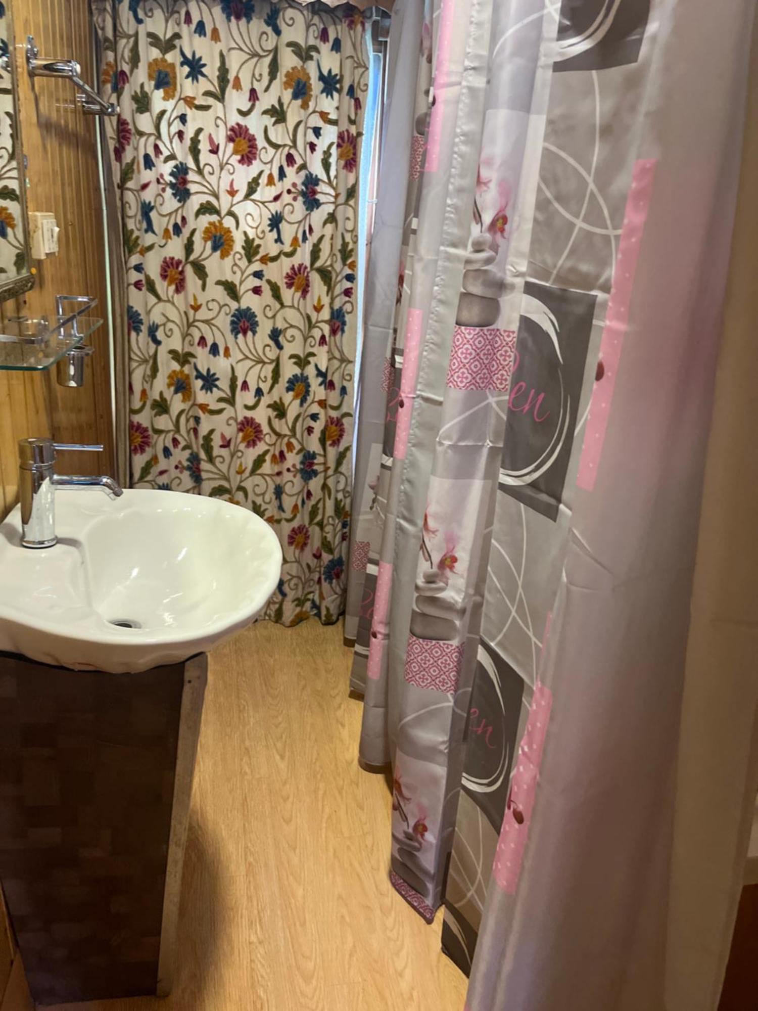 Hotel Highland Queen Houseboat 4*