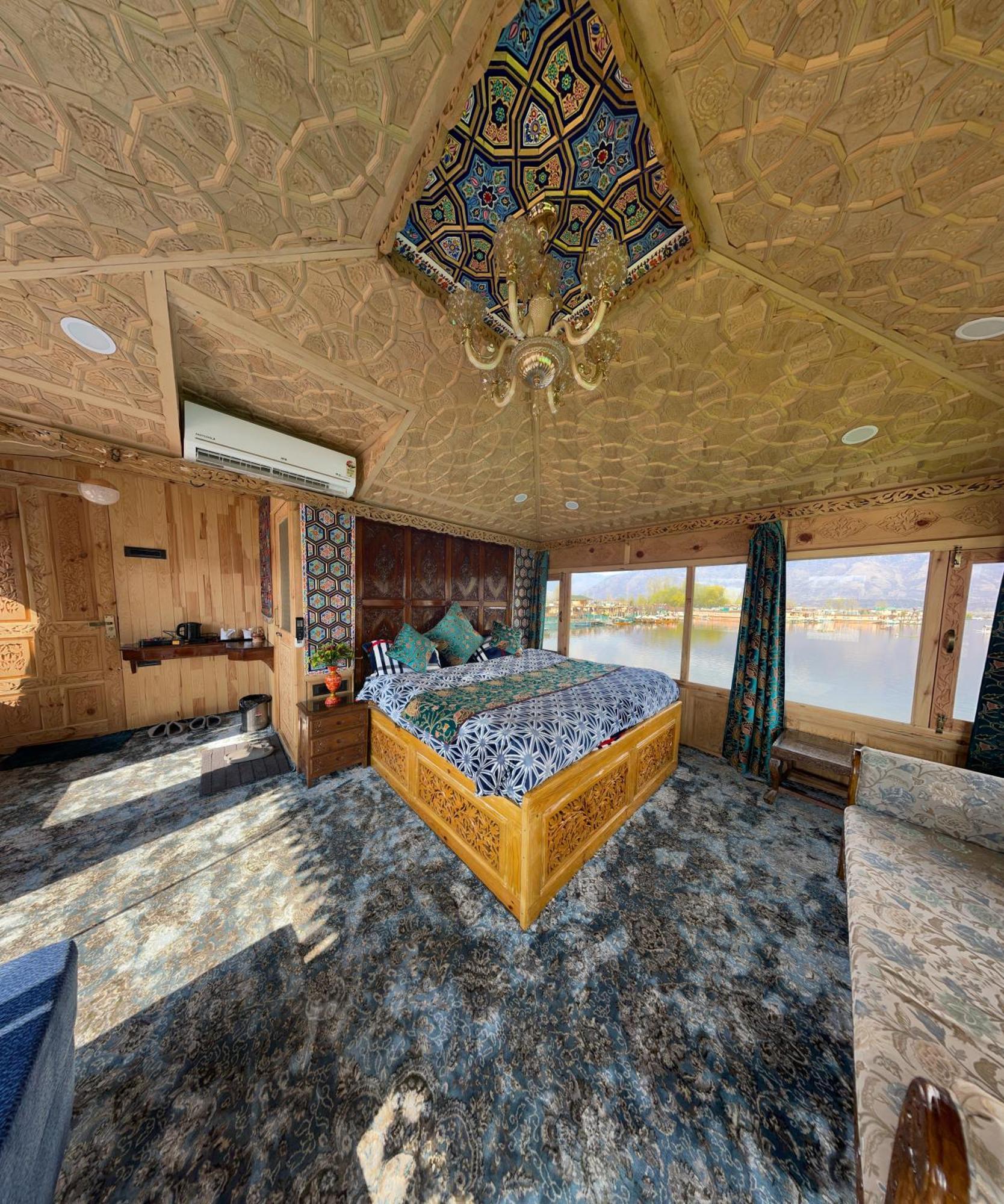 Luxury By Sp Group Of Houseboats Hotel Srinagar (Jammu and Kashmir)