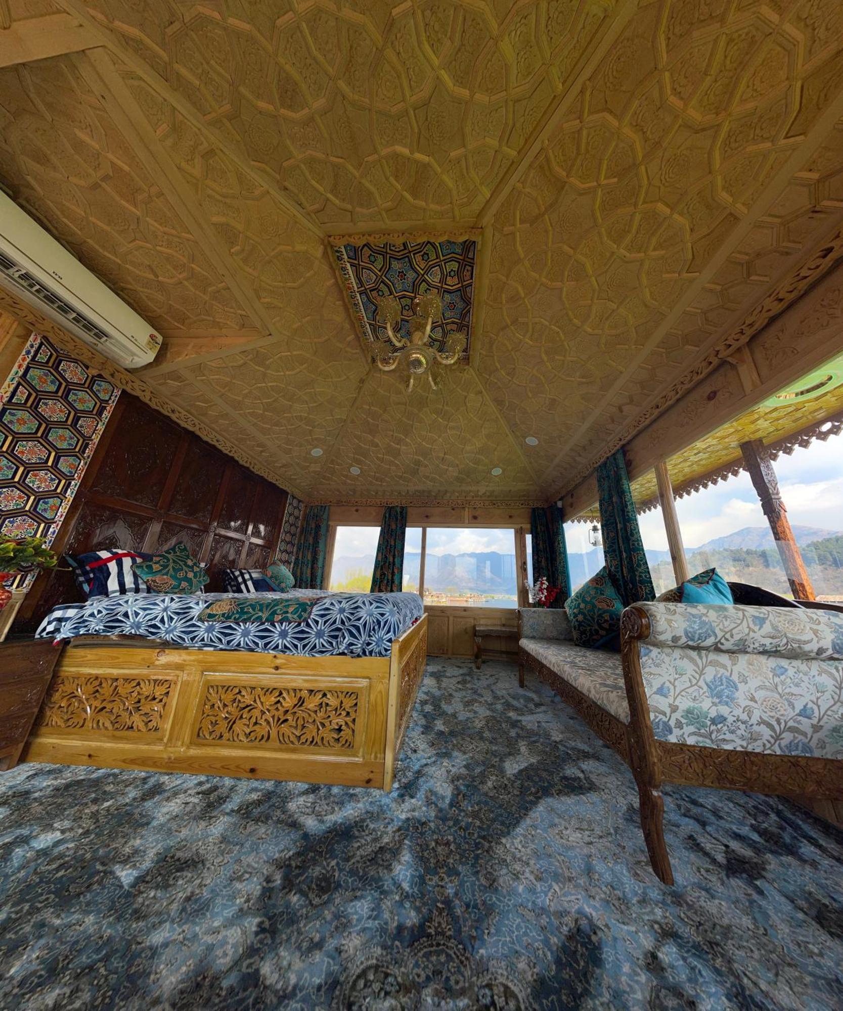 Luxury By Sp Group Of Houseboats Hotel