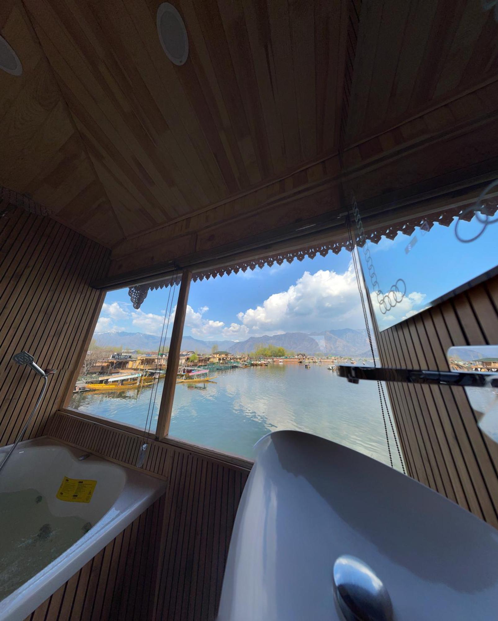 Hotel Luxury By Sp Group Of Houseboats Srinagar (Jammu and Kashmir)
