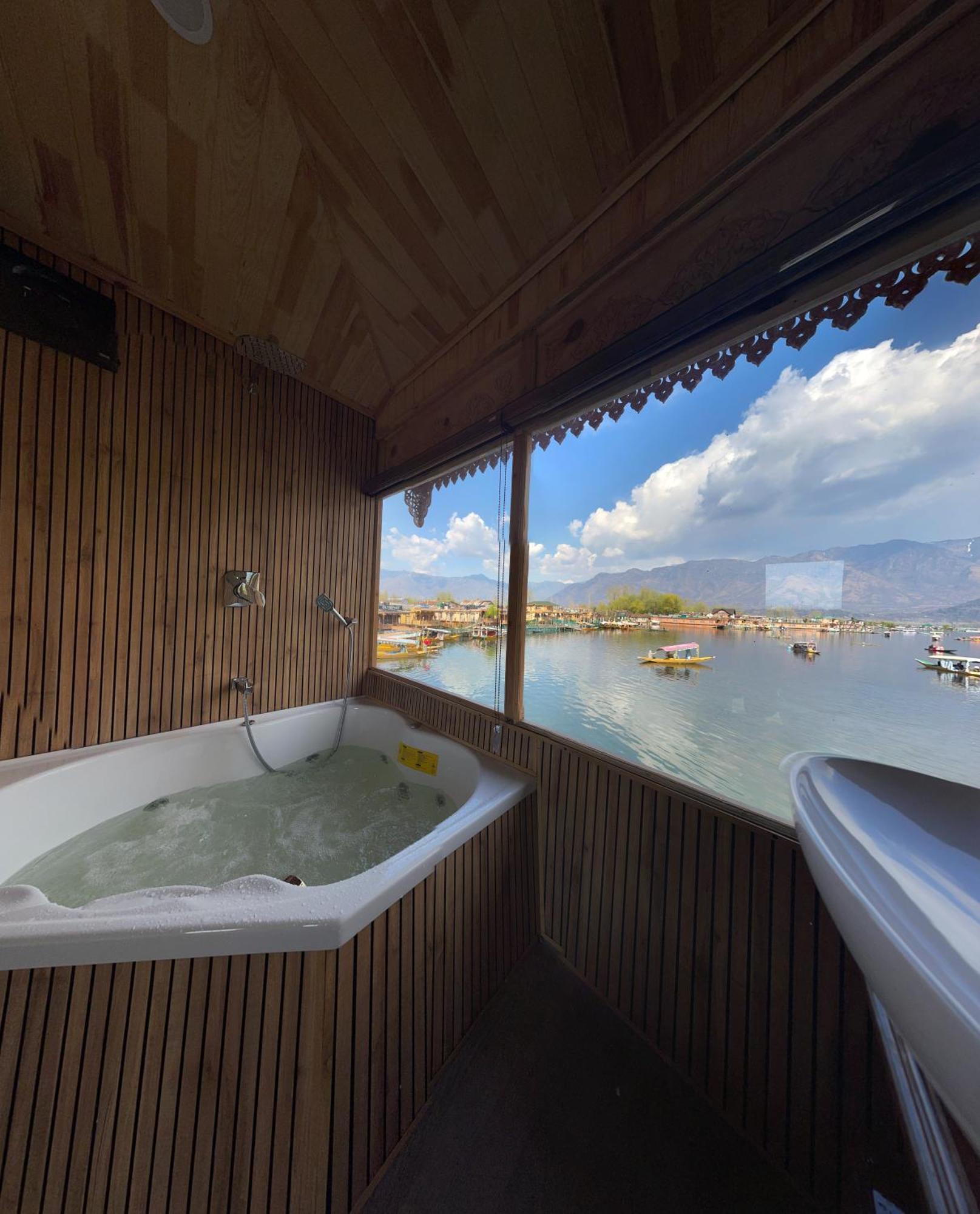 Luxury By Sp Group Of Houseboats Hotel