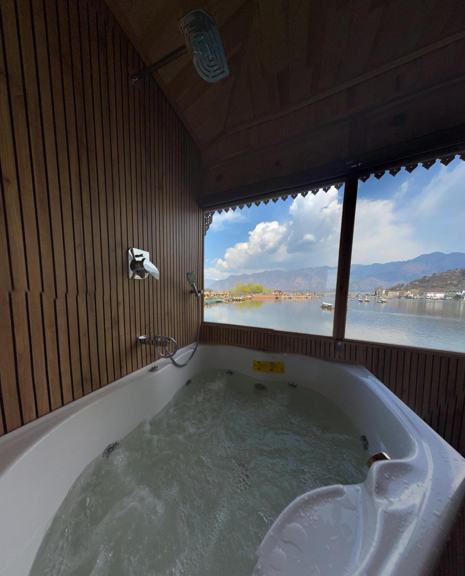 Luxury By Sp Group Of Houseboats Hotel