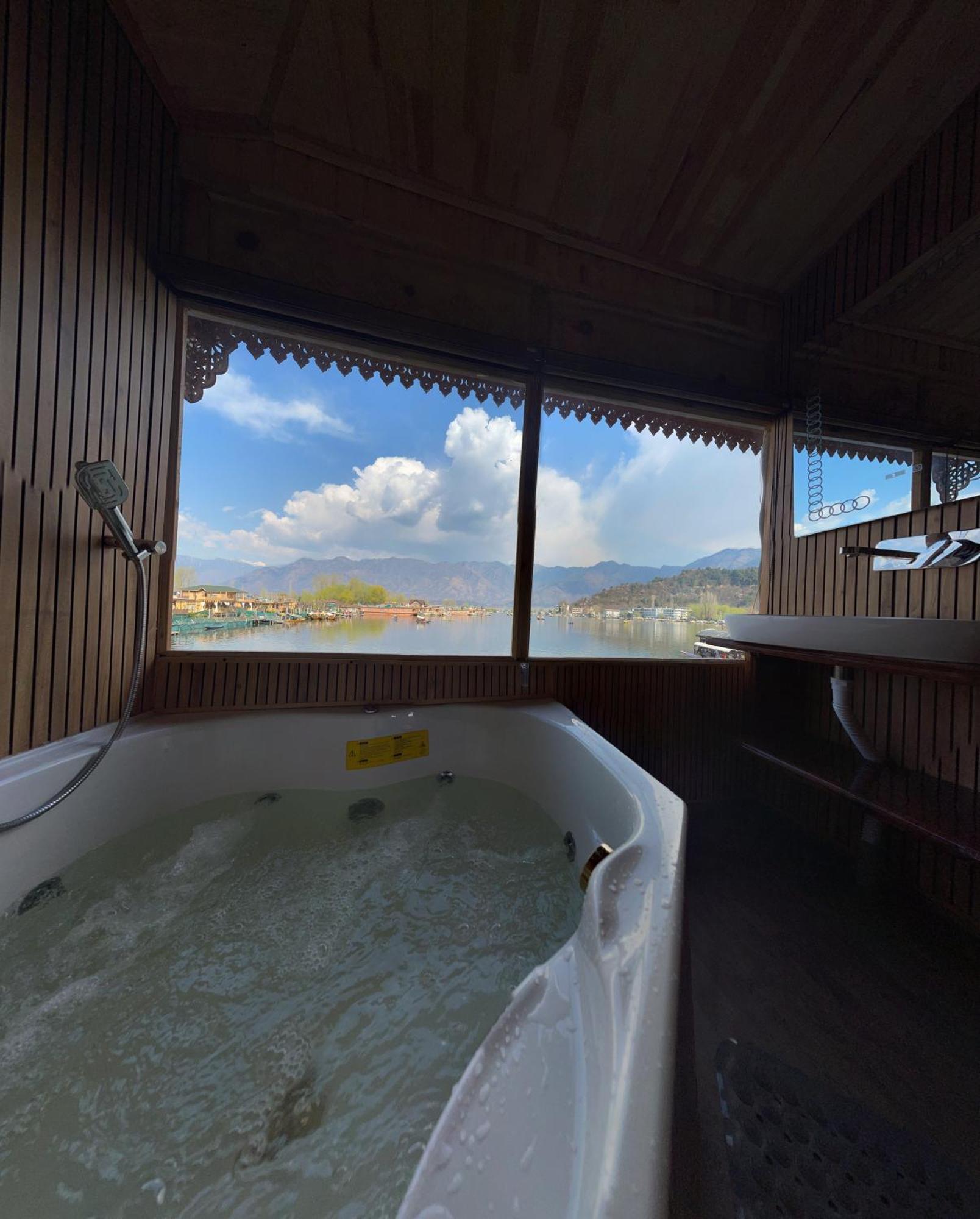 Hotel Mossess Retreat Group Of Houseboats Srinagar (Jammu and Kashmir)