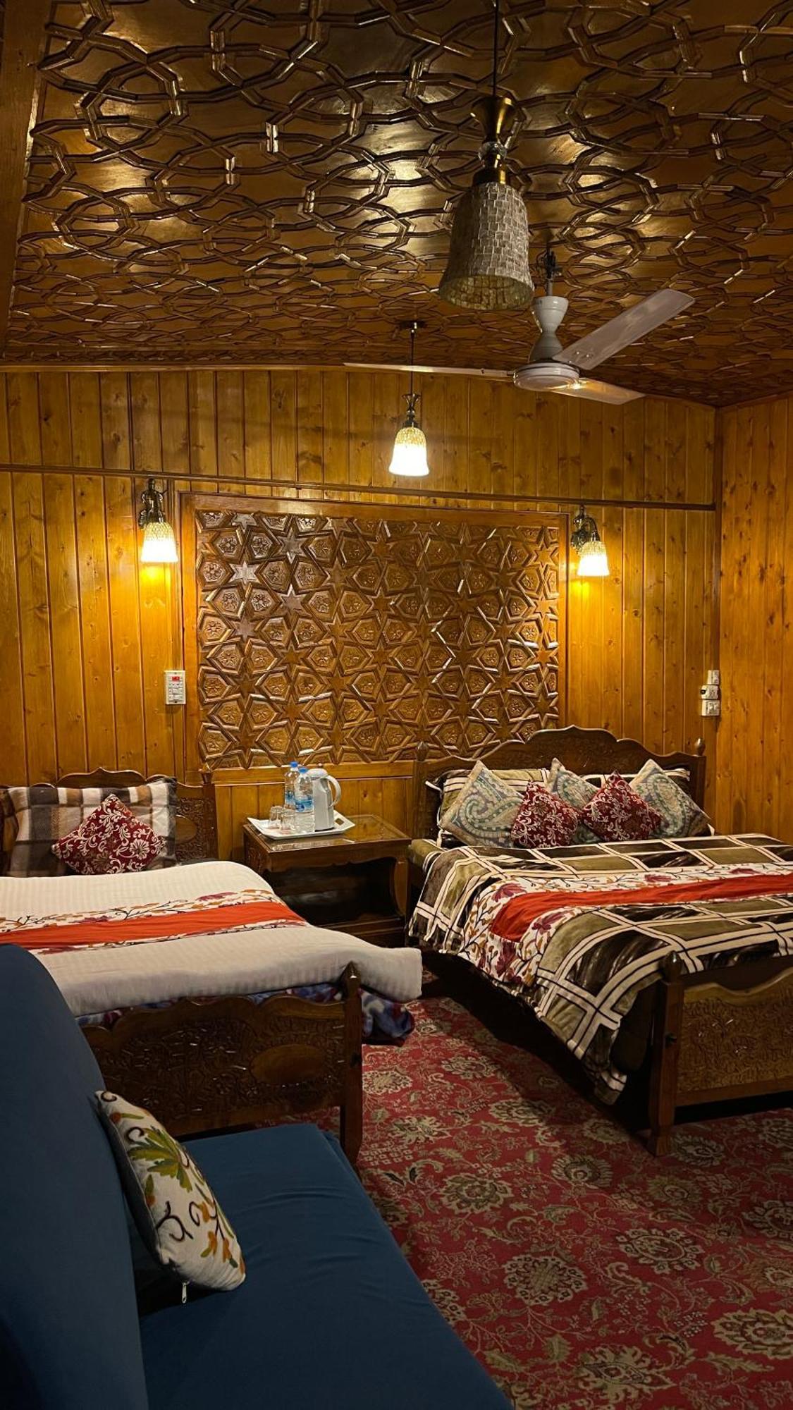 Luxury Freedom Group Of Houseboats Botel *
