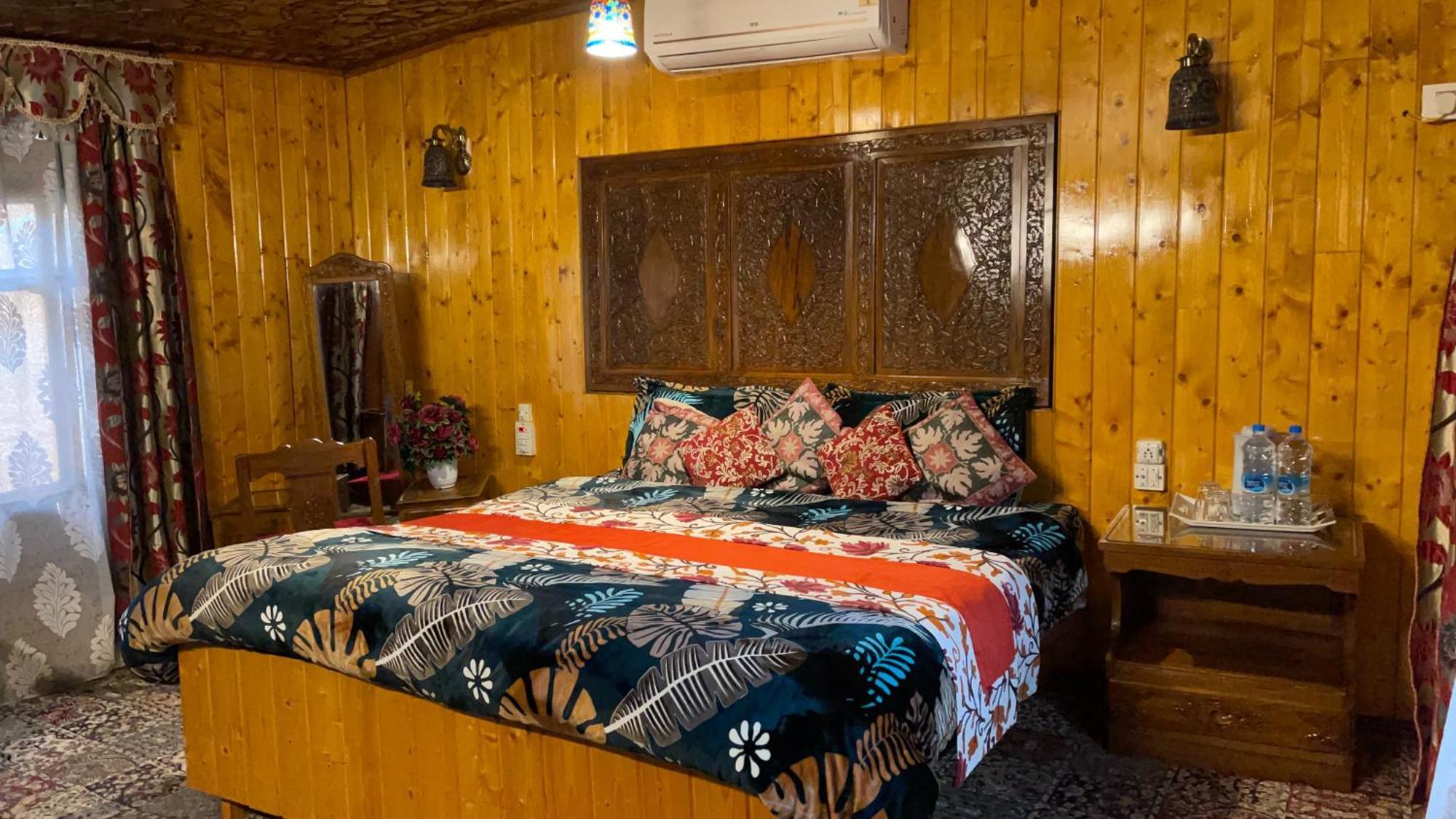 Luxury Freedom Group Of Houseboats * Srinagar (Jammu and Kashmir)