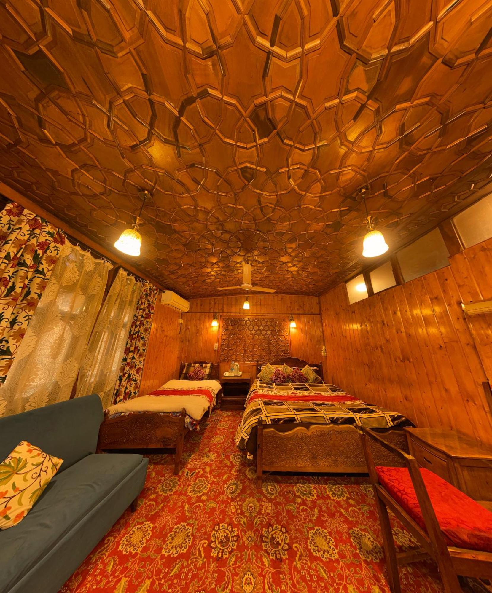 Luxury Freedom Group Of Houseboats Botel *