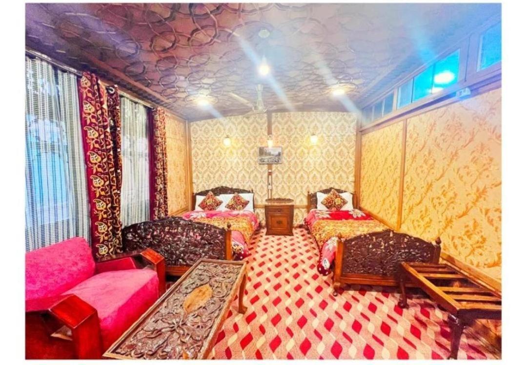 Mossess Retreat Group Of Houseboats