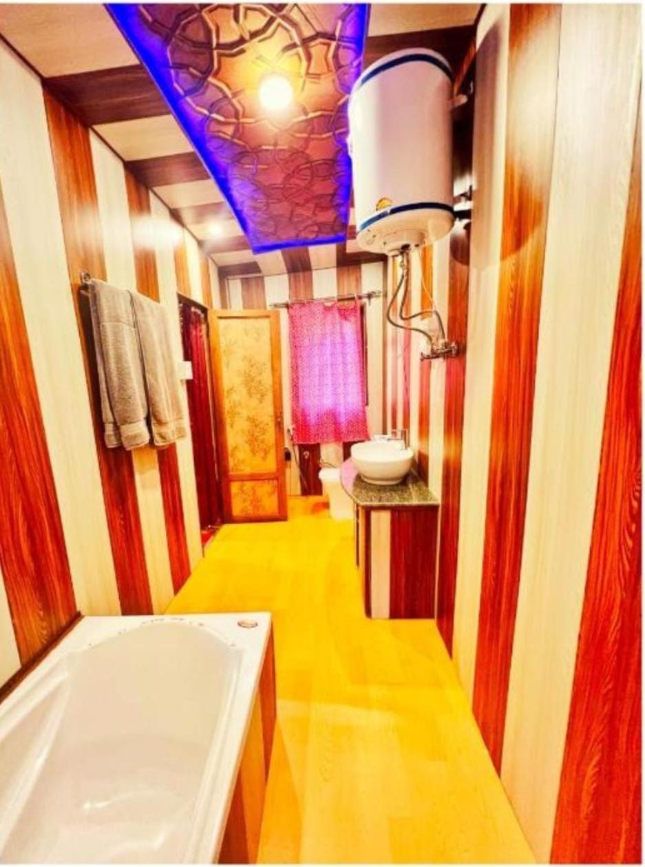 Mossess Retreat Group Of Houseboats