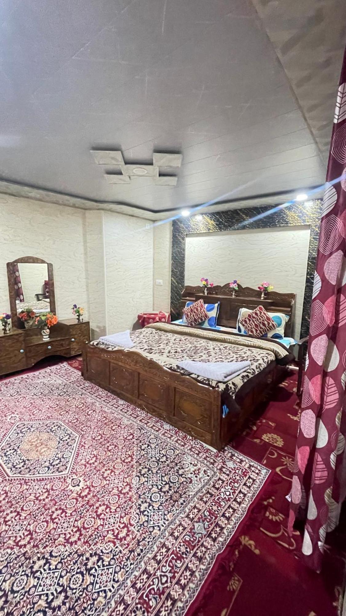 Hotel Heritage New Moon Group Of Houseboat Srinagar (Jammu and Kashmir)