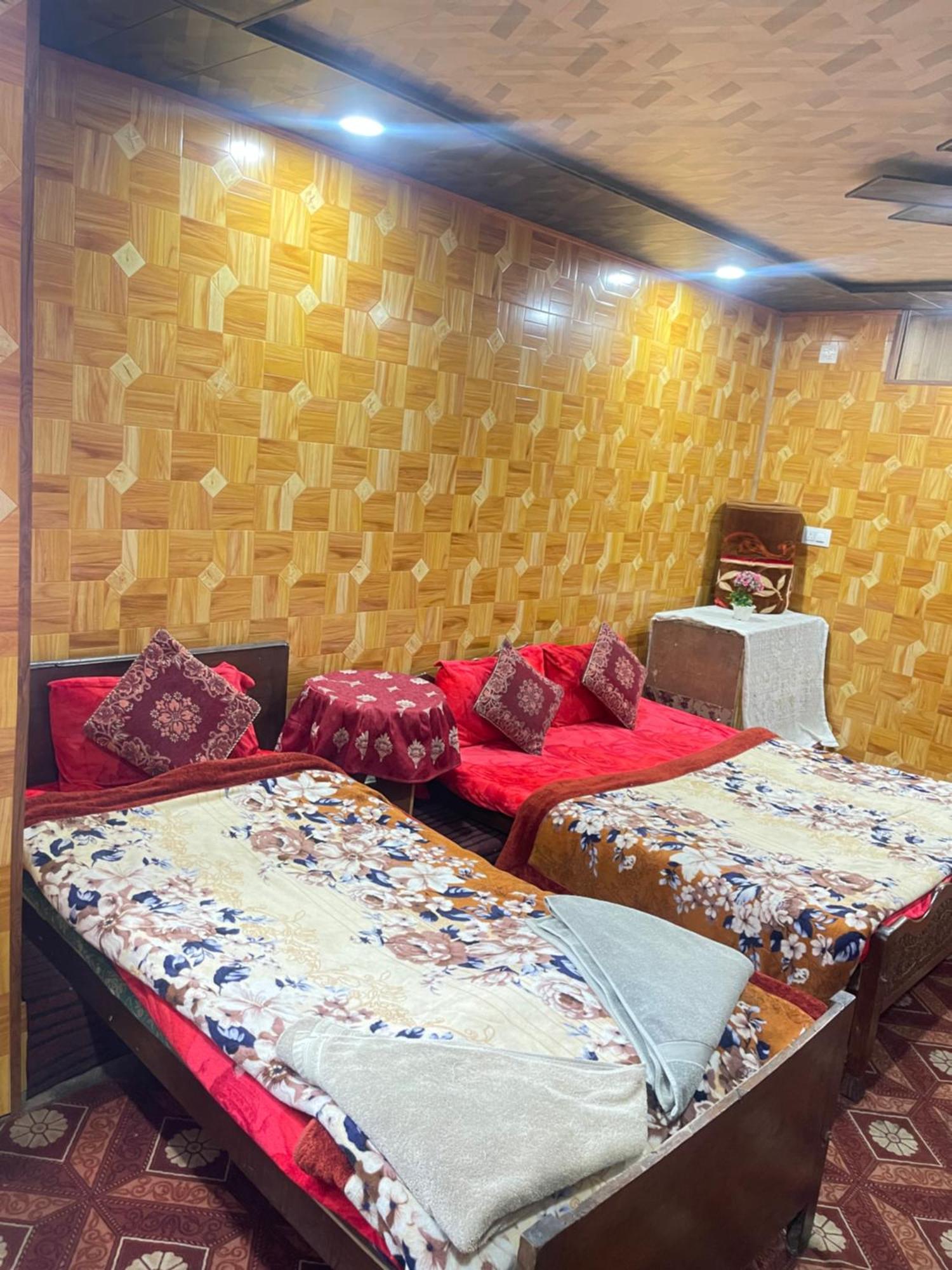 Heritage New Moon Group Of Houseboat Hotel Srinagar (Jammu and Kashmir)