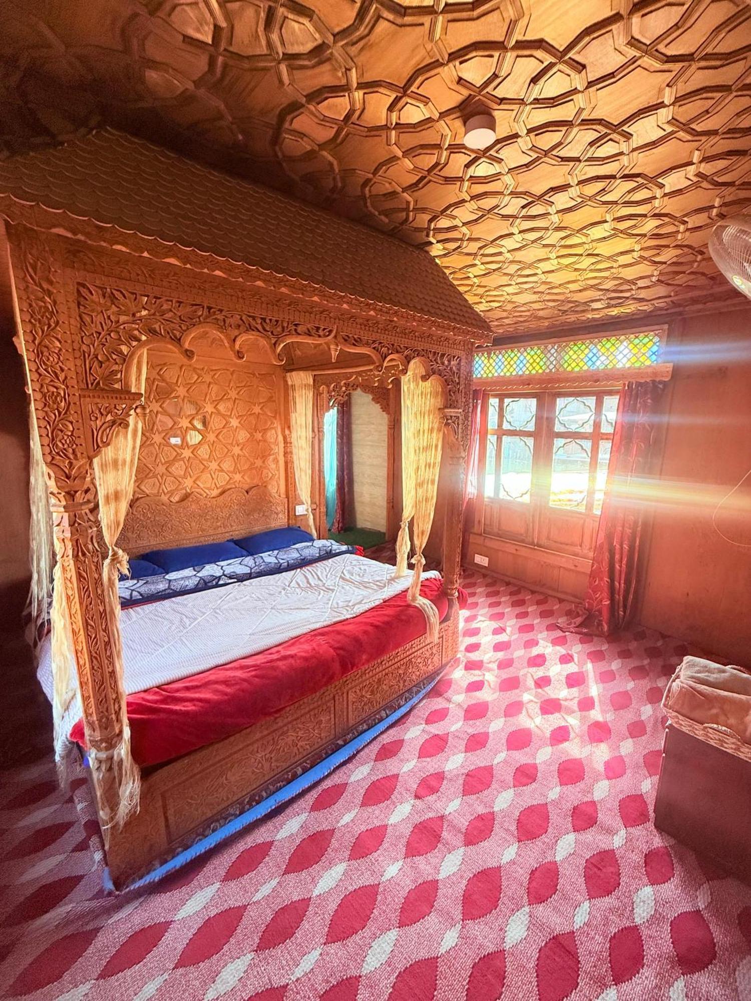 Lalarukh Group Of Houseboats Hotel
