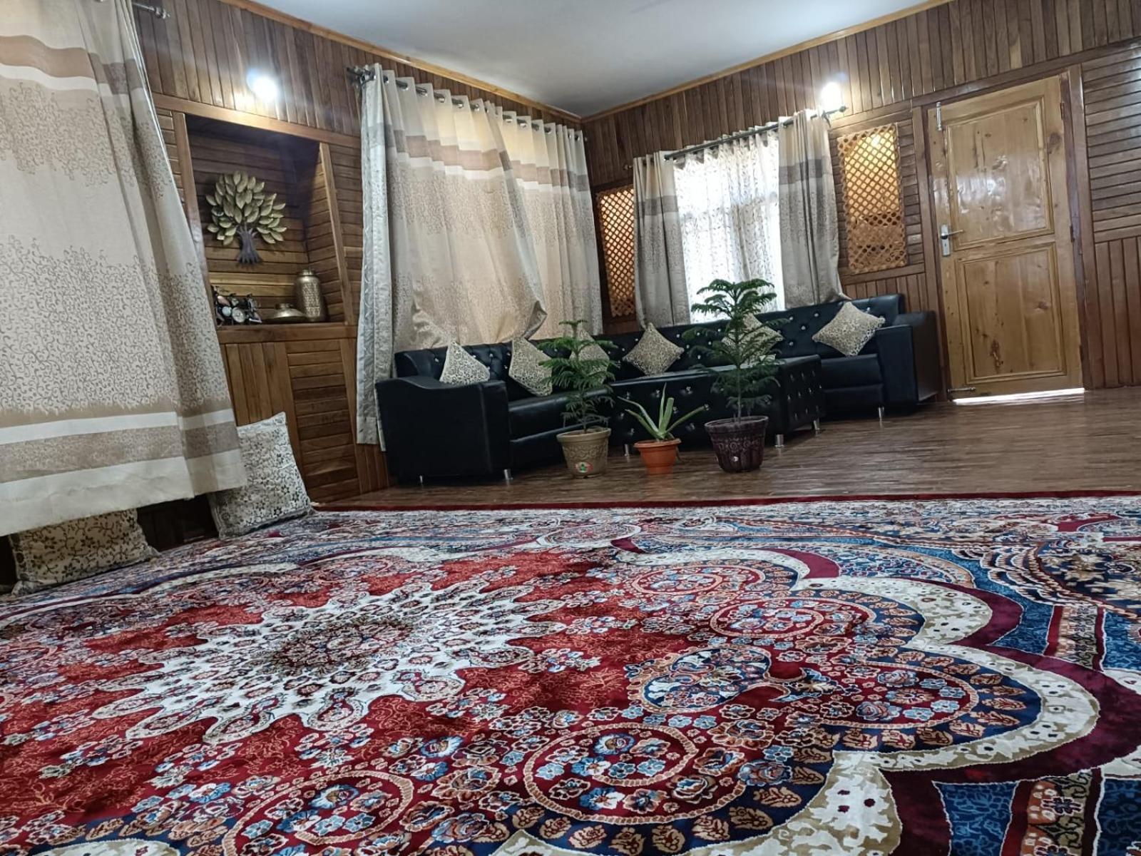 Labeeks Homestay Srinagar (Jammu and Kashmir)