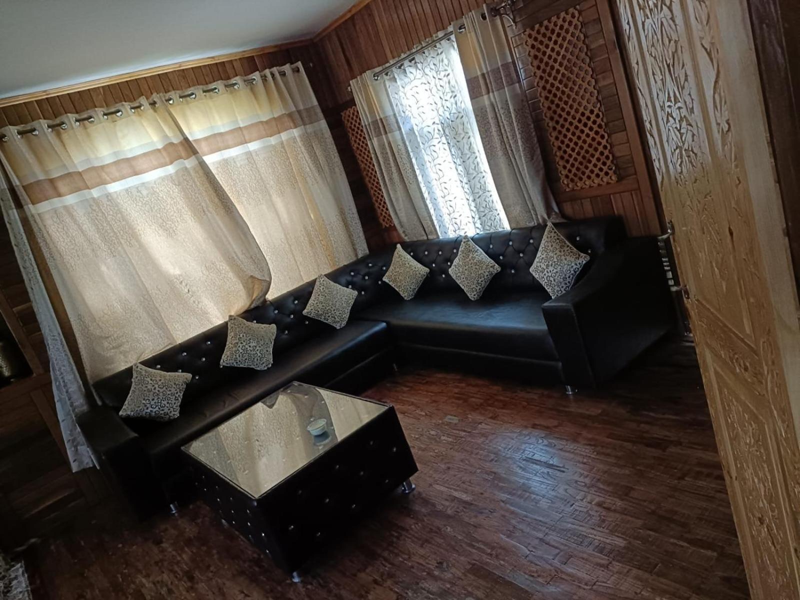 Labeeks Homestay Srinagar (Jammu and Kashmir)