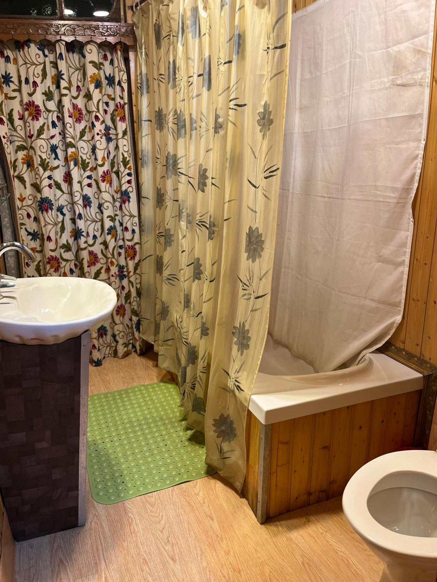 Highland Queen Houseboat Hotel Srinagar (Jammu and Kashmir)