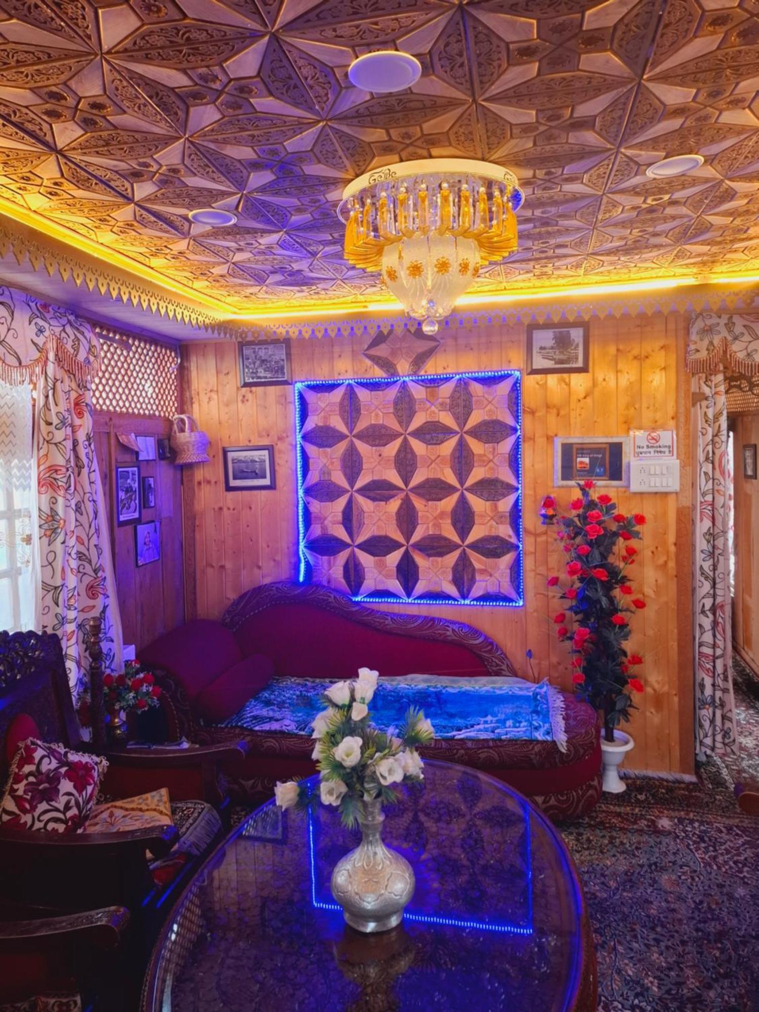 King Of Kings Houseboat 3*
