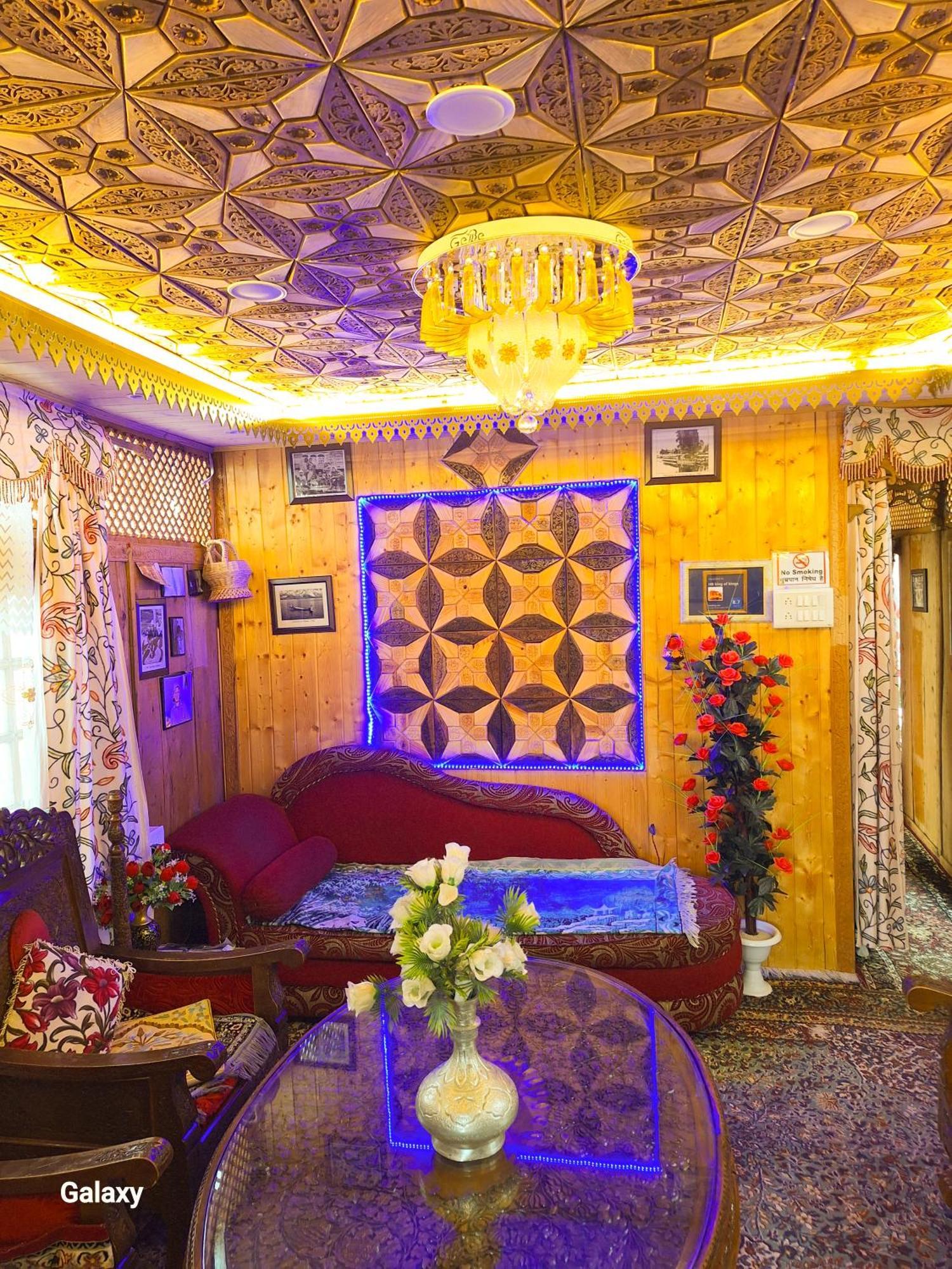 King Of Kings Houseboat Hotel
