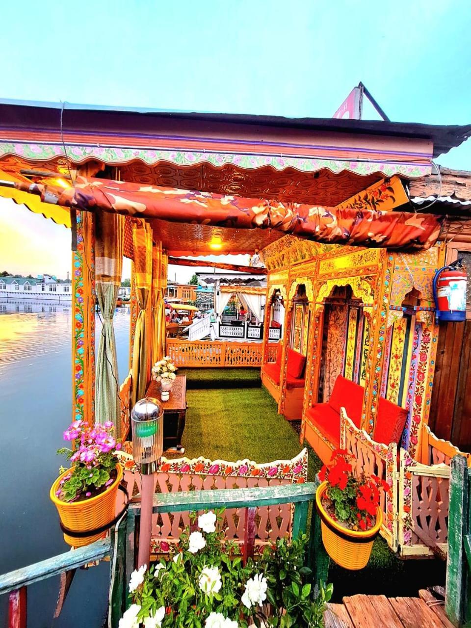 King Of Kings Houseboat Hotel 3*