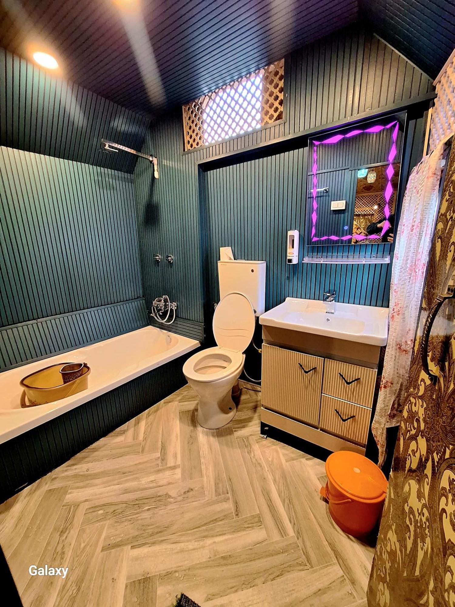 King Of Kings Houseboat Hotel 3*
