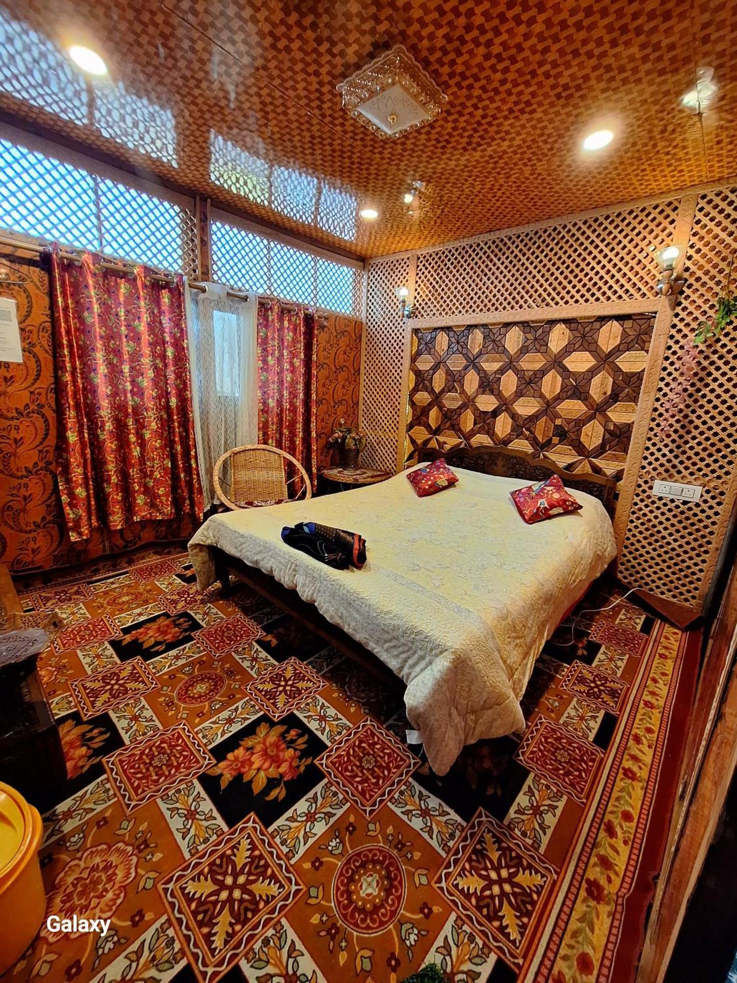 King Of Kings Houseboat Srinagar (Jammu and Kashmir)