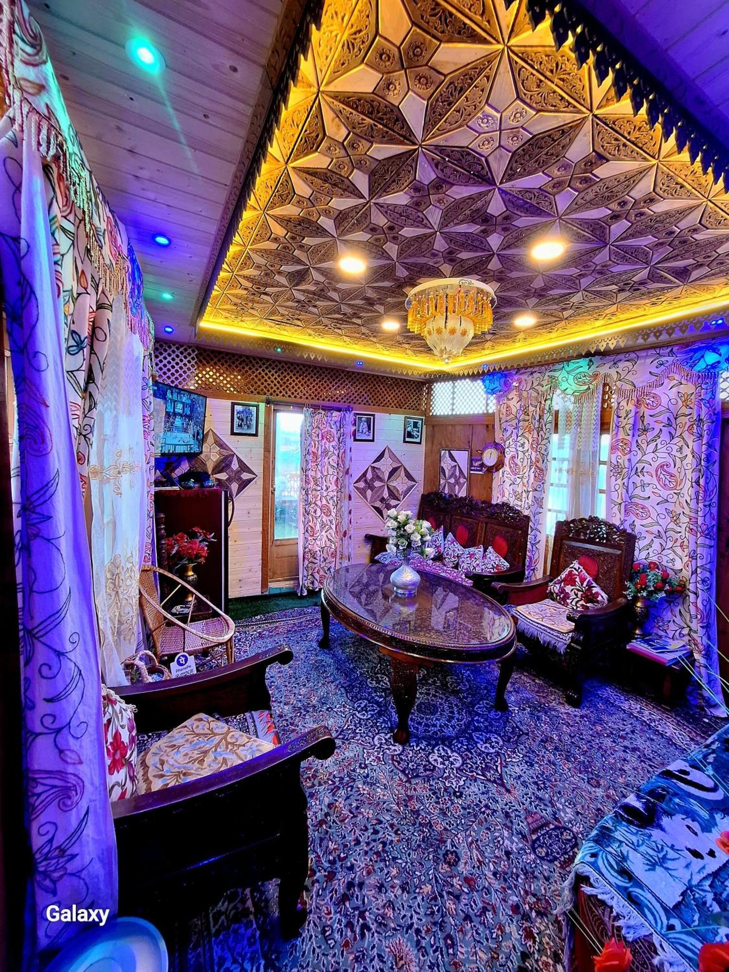 King Of Kings Houseboat Hotel