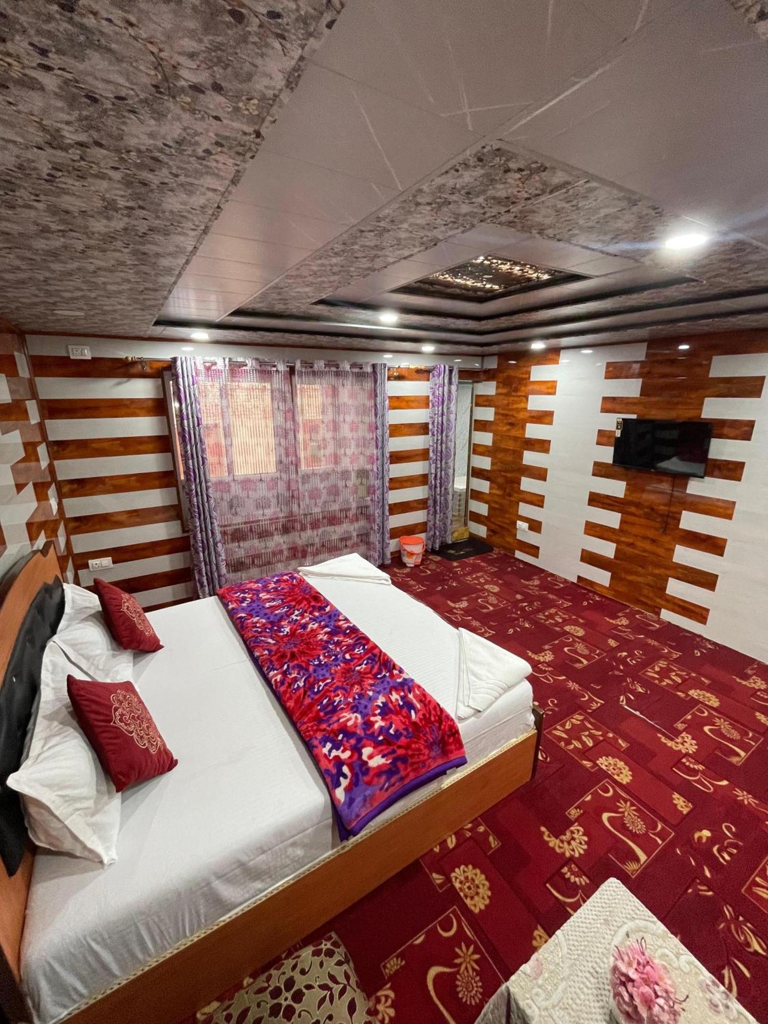 Hotel Heritage New Moon Group Of Houseboat Srinagar (Jammu and Kashmir)