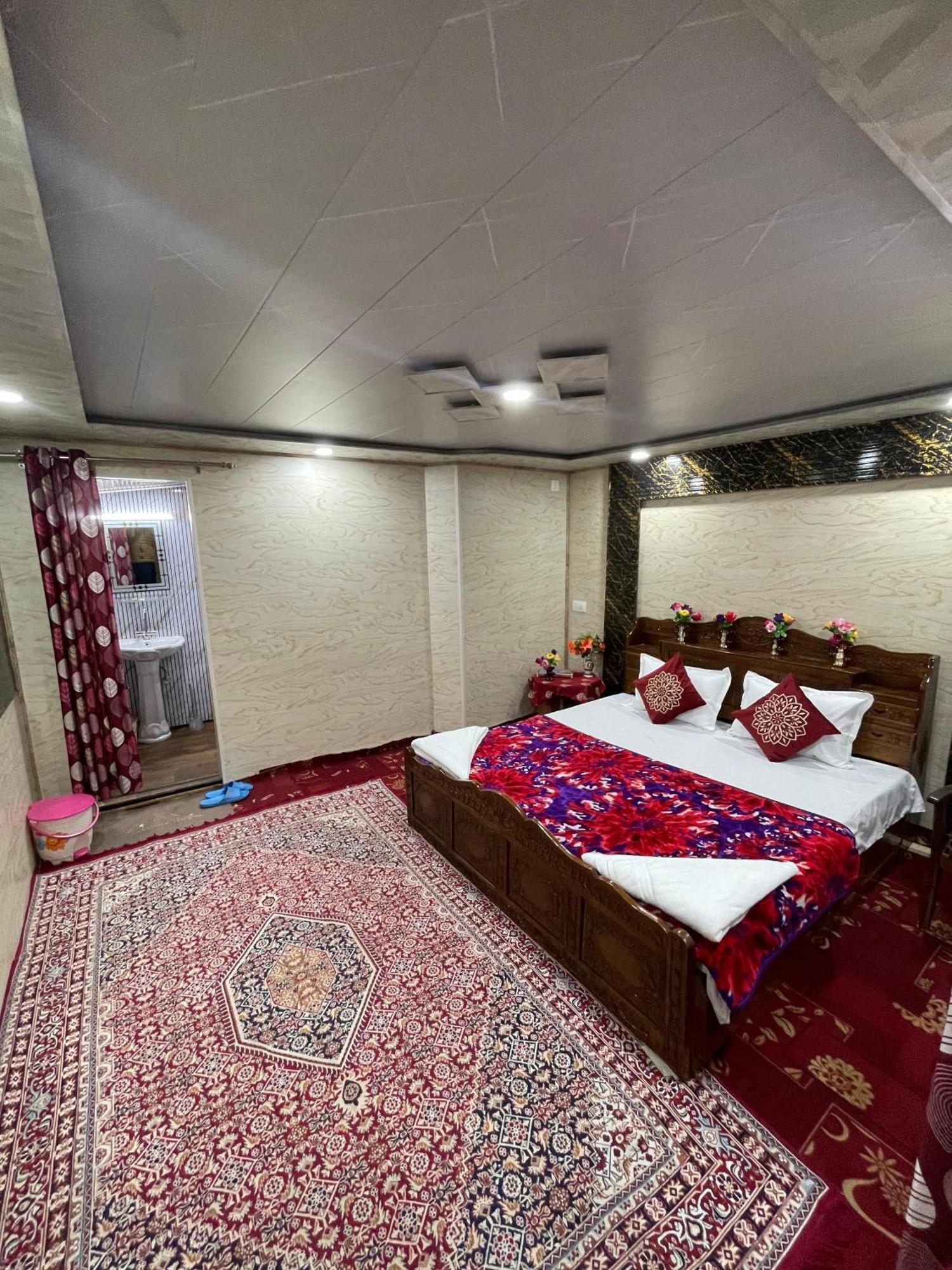 Heritage New Moon Group Of Houseboat Hotel Srinagar (Jammu and Kashmir)